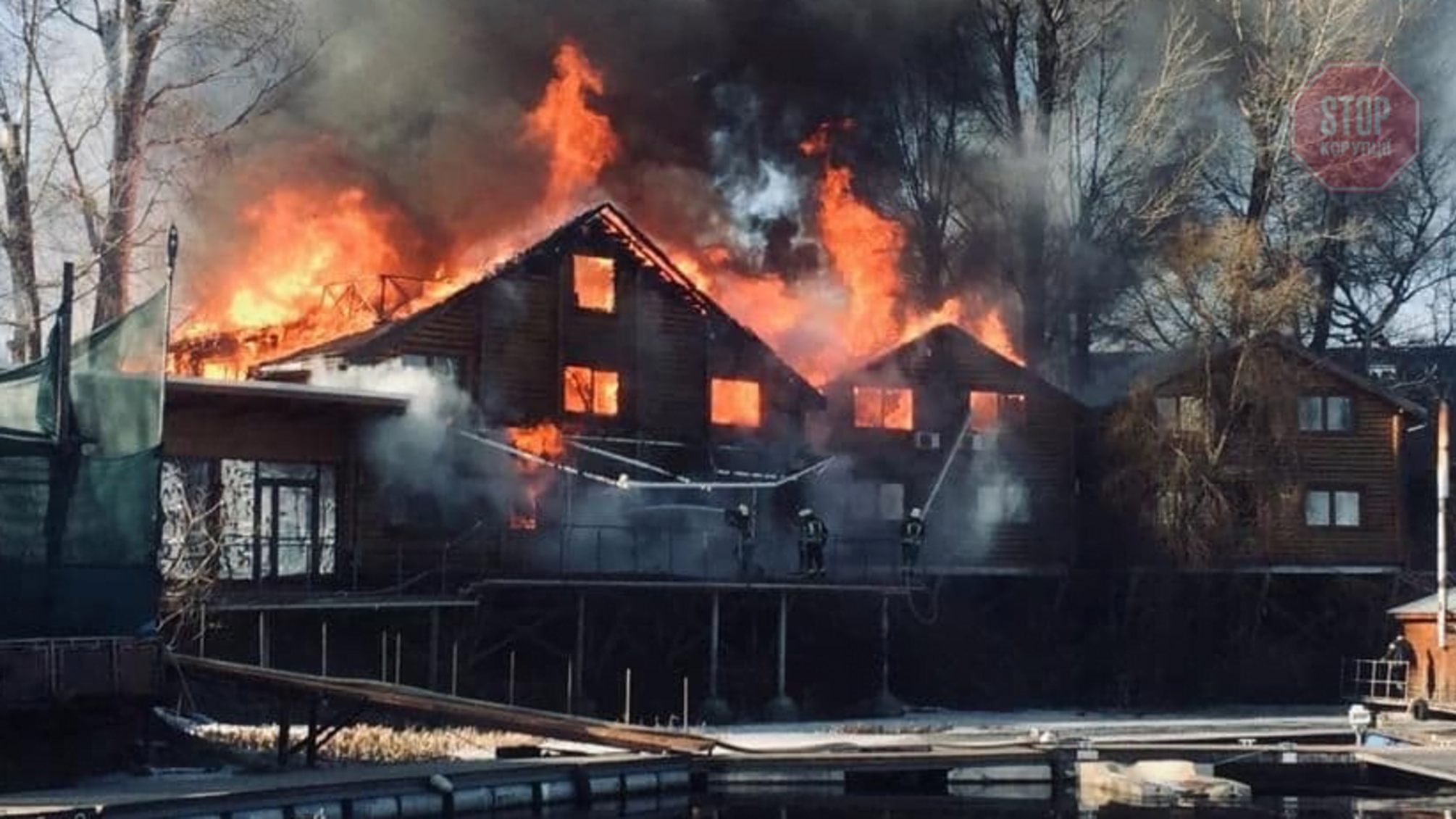 На гідропарку палає готель-ресторан