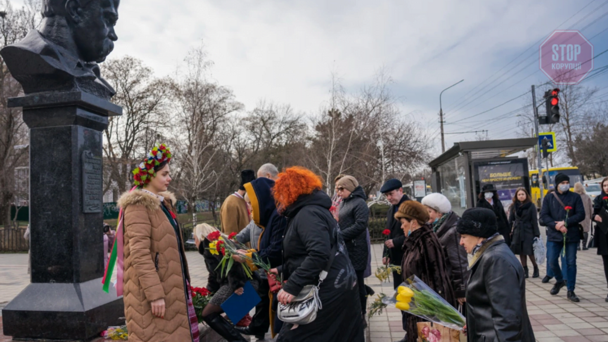 В оккупированном Крыму силовики задержали людей, которые возложили цветы к памятнику Шевченко
