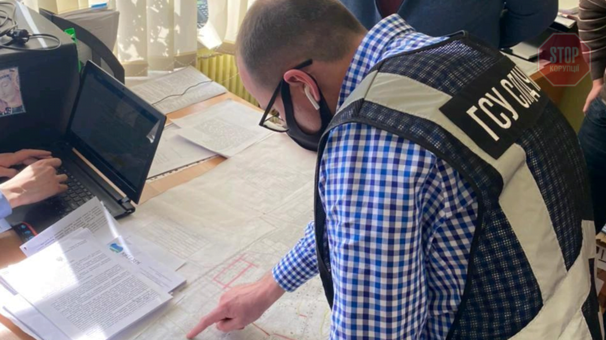 На Киевщине правоохранители разоблачили должностных лиц в незаконной передаче 10 га земель лесного фонда