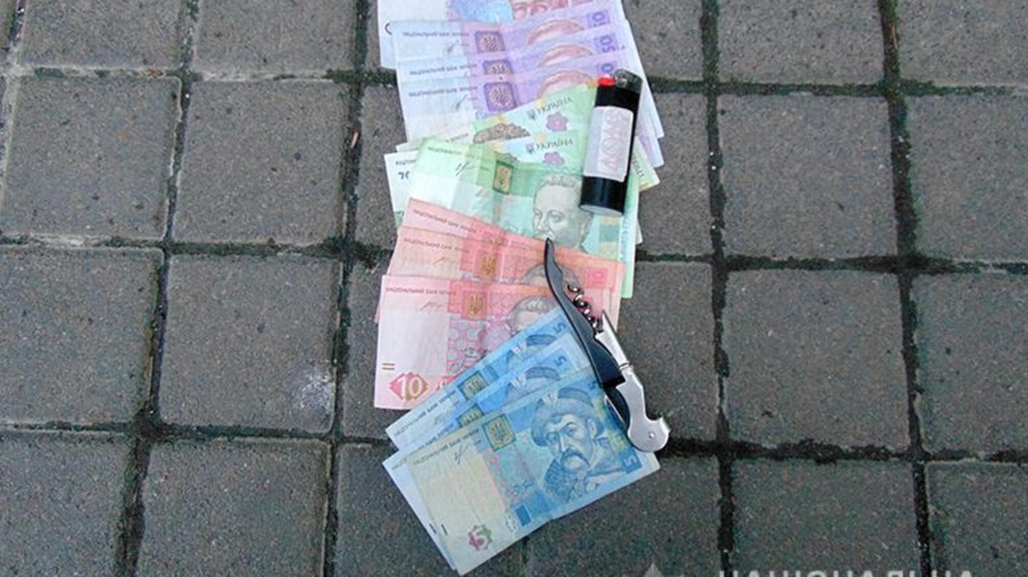 Столичні поліцейські протягом доби затримали чоловіка, який за схемою «родич у біді» видурив у пенсіонерки 7 тисяч доларів