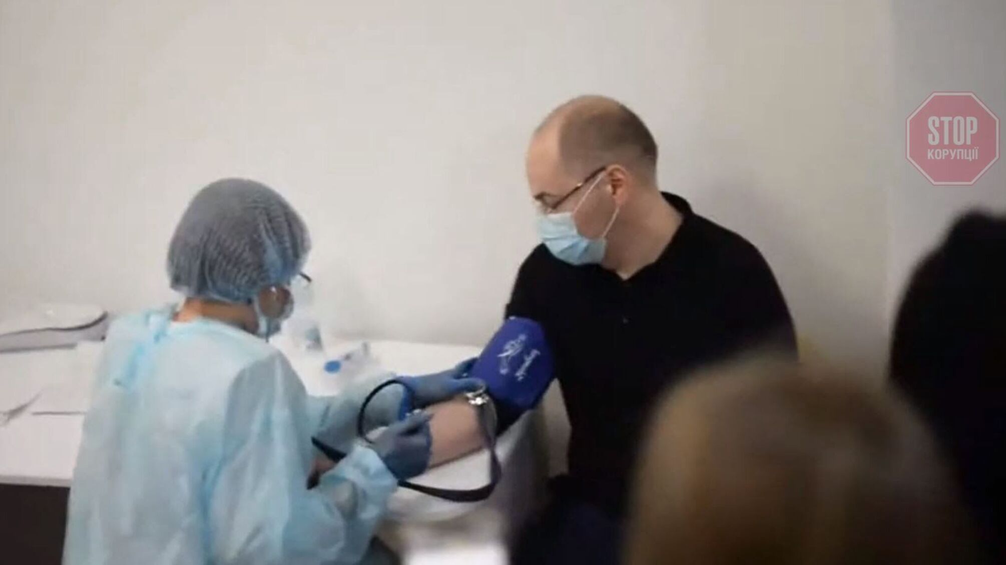 Міністр охорони здоров'я Степанов у прямому ефірі вакцинувався від коронавірусу (відео)