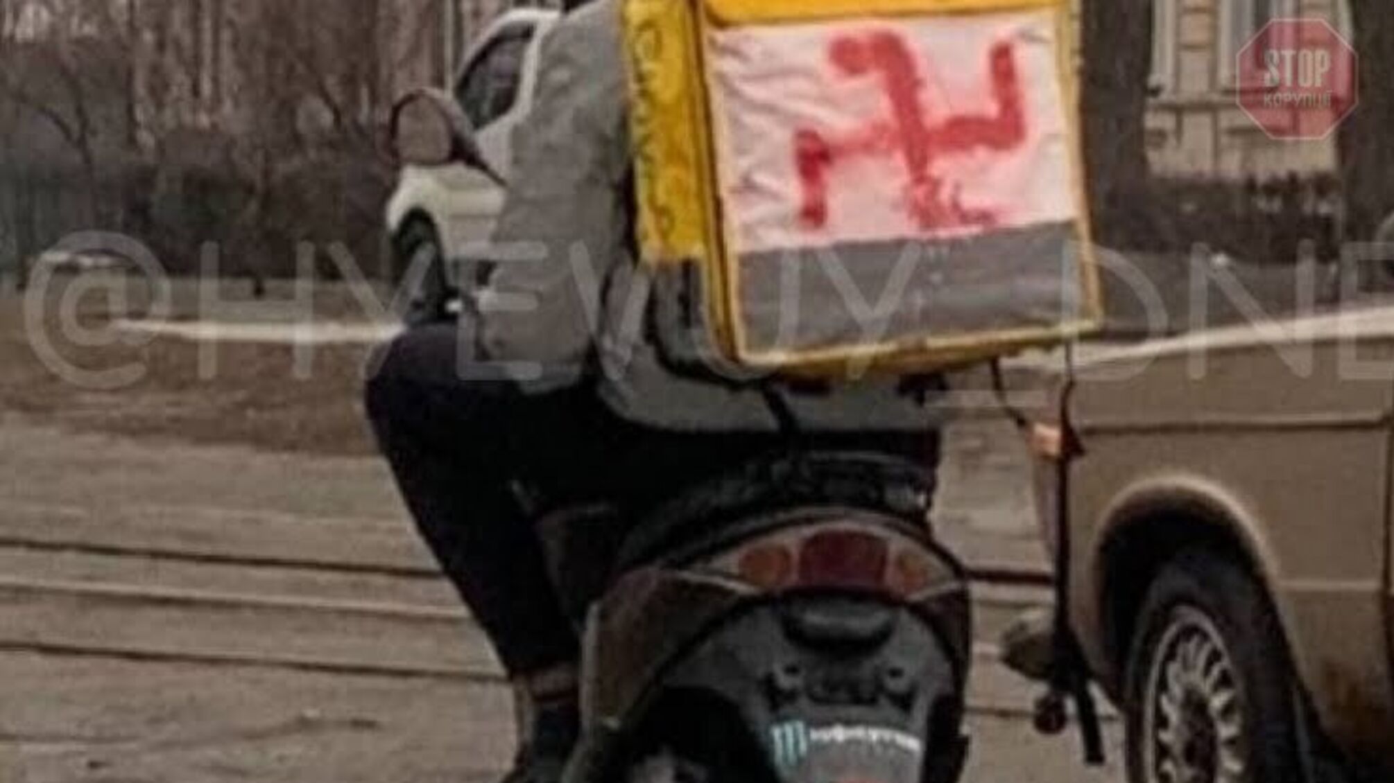 Новости Днепра: в городе увидели мотоциклиста с курьерским рюкзаком со свастикой