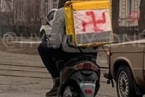 Новости Днепра: в городе увидели мотоциклиста с курьерским рюкзаком со свастикой