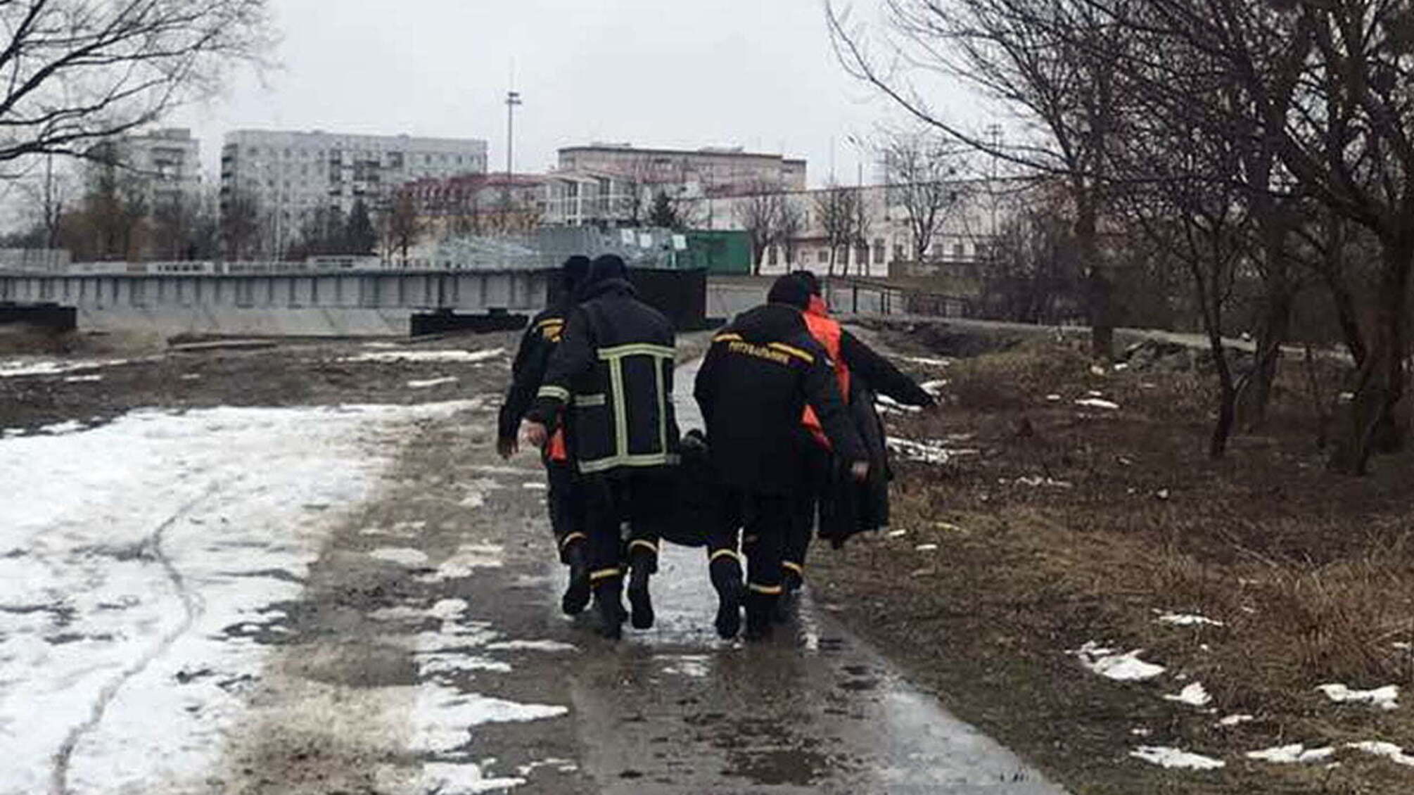 На Хмельниччині рятувальники надали допомогу чоловікові, який, впавши у воду, не міг вибратися на берег (ВІДЕО)