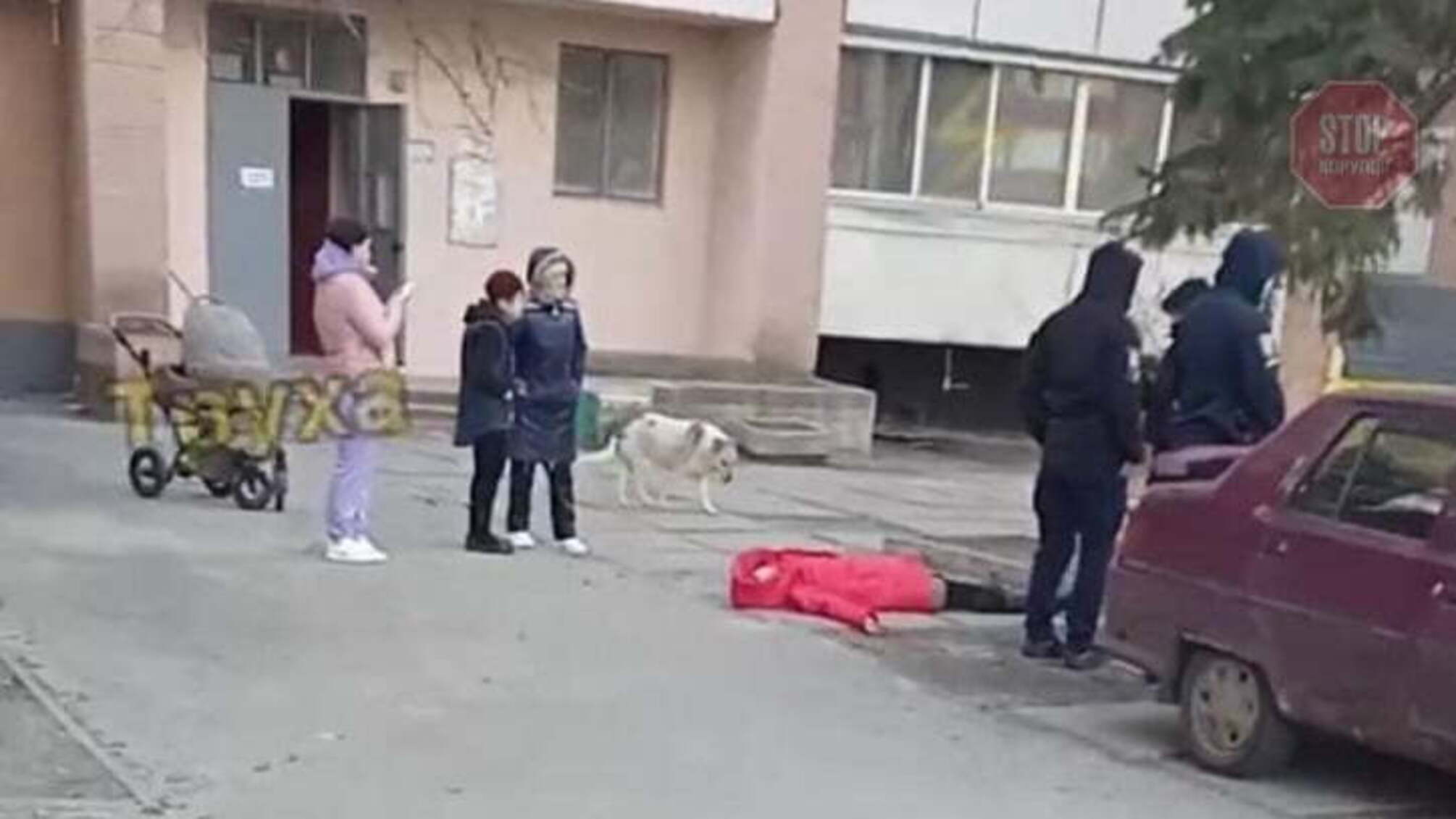Новини Харкова: посеред вулиці впала та померла жінка (фото)