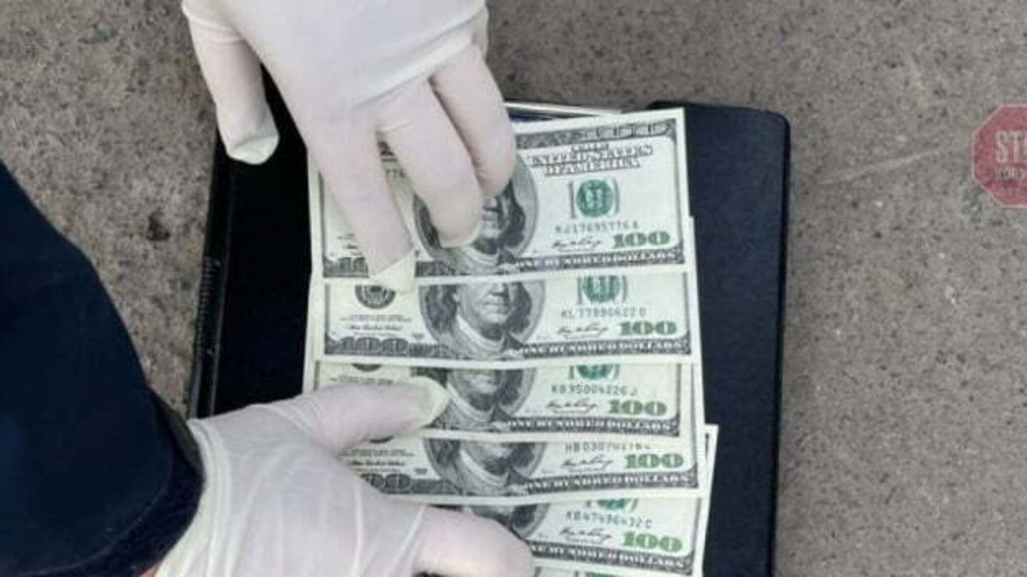 Новини Одеси: прикордонника спіймали на хабарі у 1200 доларів (фото)