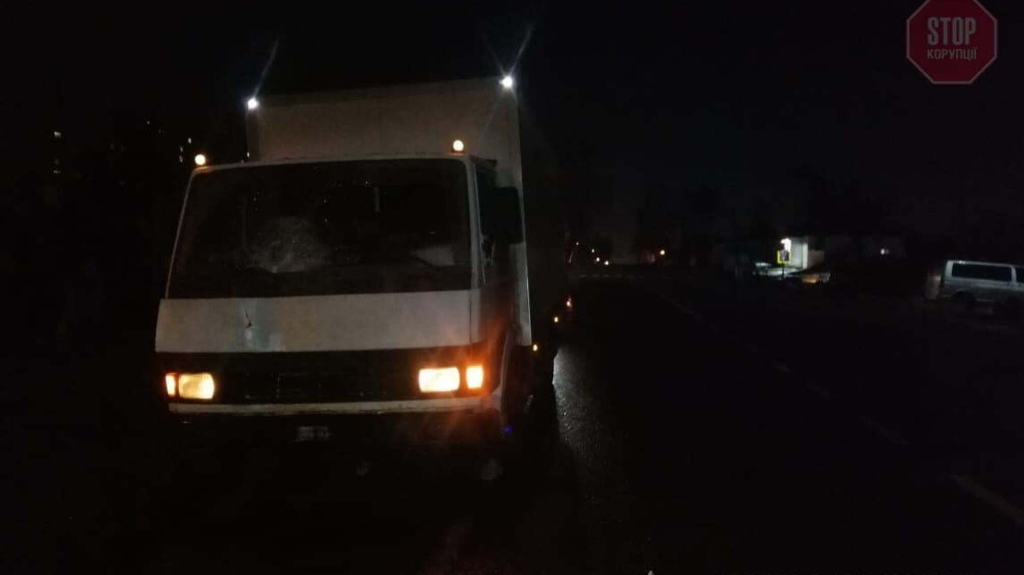 На Харківщині вантажівка на смерть збила літню людину (фото)