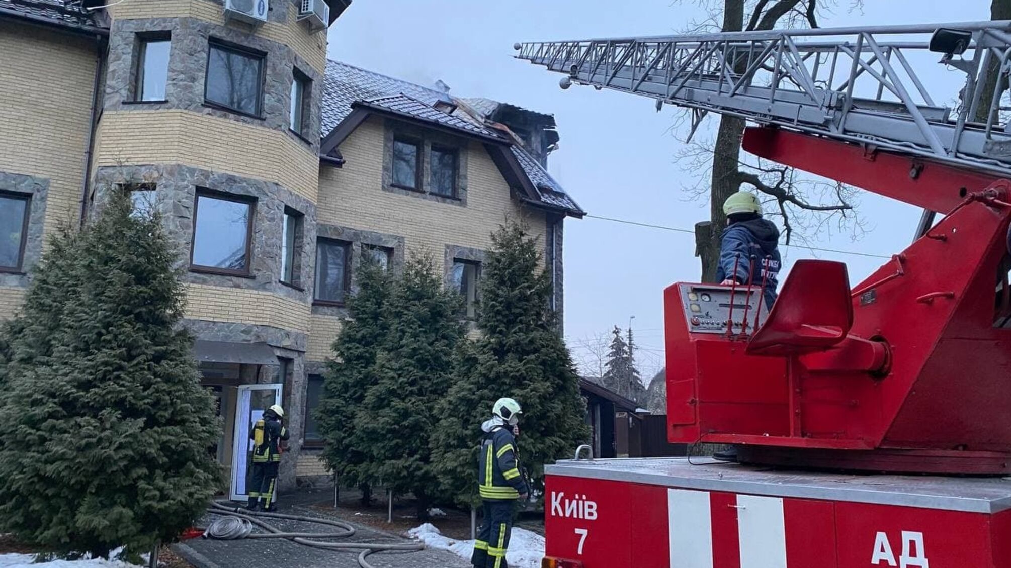 м. Київ: ліквідовано пожежу у трьоповерховій будівлі для літніх людей