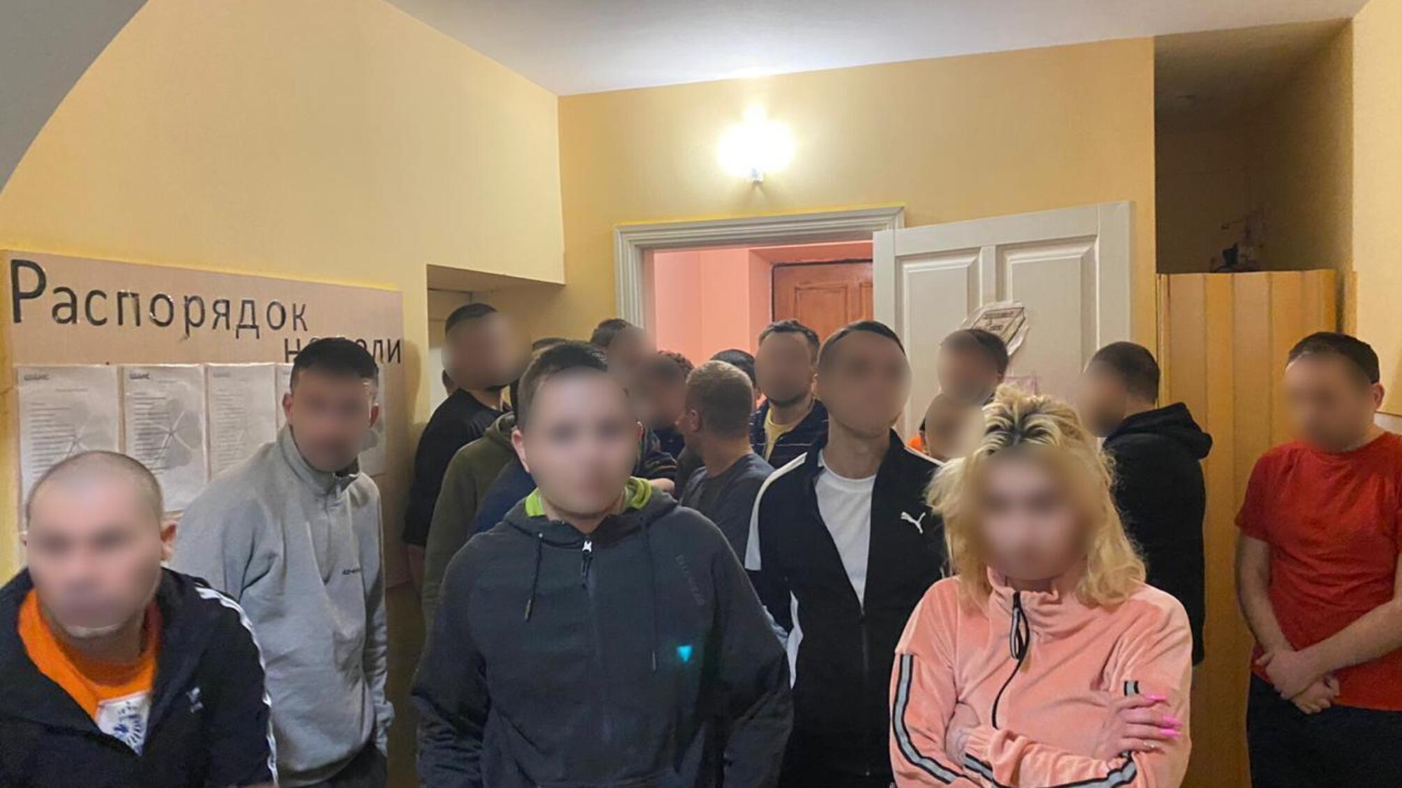 Поліцейські Київщини викрили групу осіб, які незаконно утримували людей у псевдореабілітаційному центрі