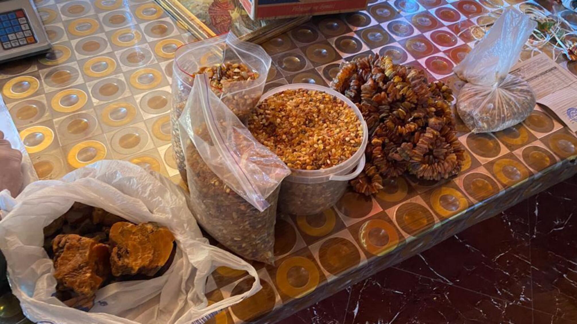 На Рівненщині правоохоронці вилучили понад 40 кілограмів бурштину та виробів з нього