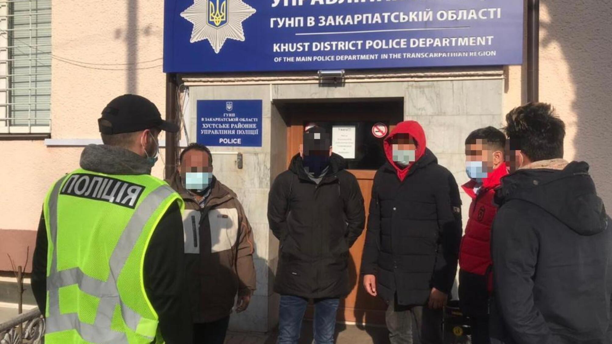 Поліцейські Закарпаття затримали чоловіка, який перевозив групу нелегалів