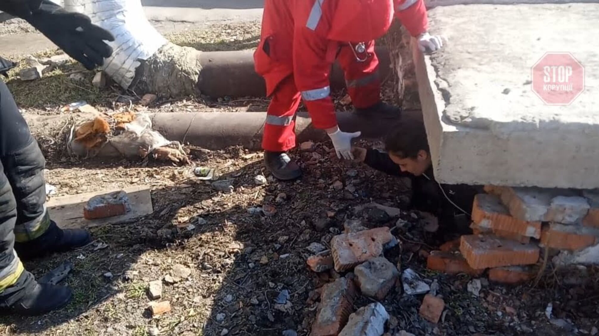 Новини Дніпра: жінка залізла в колектор і не могла вилізти (відео)