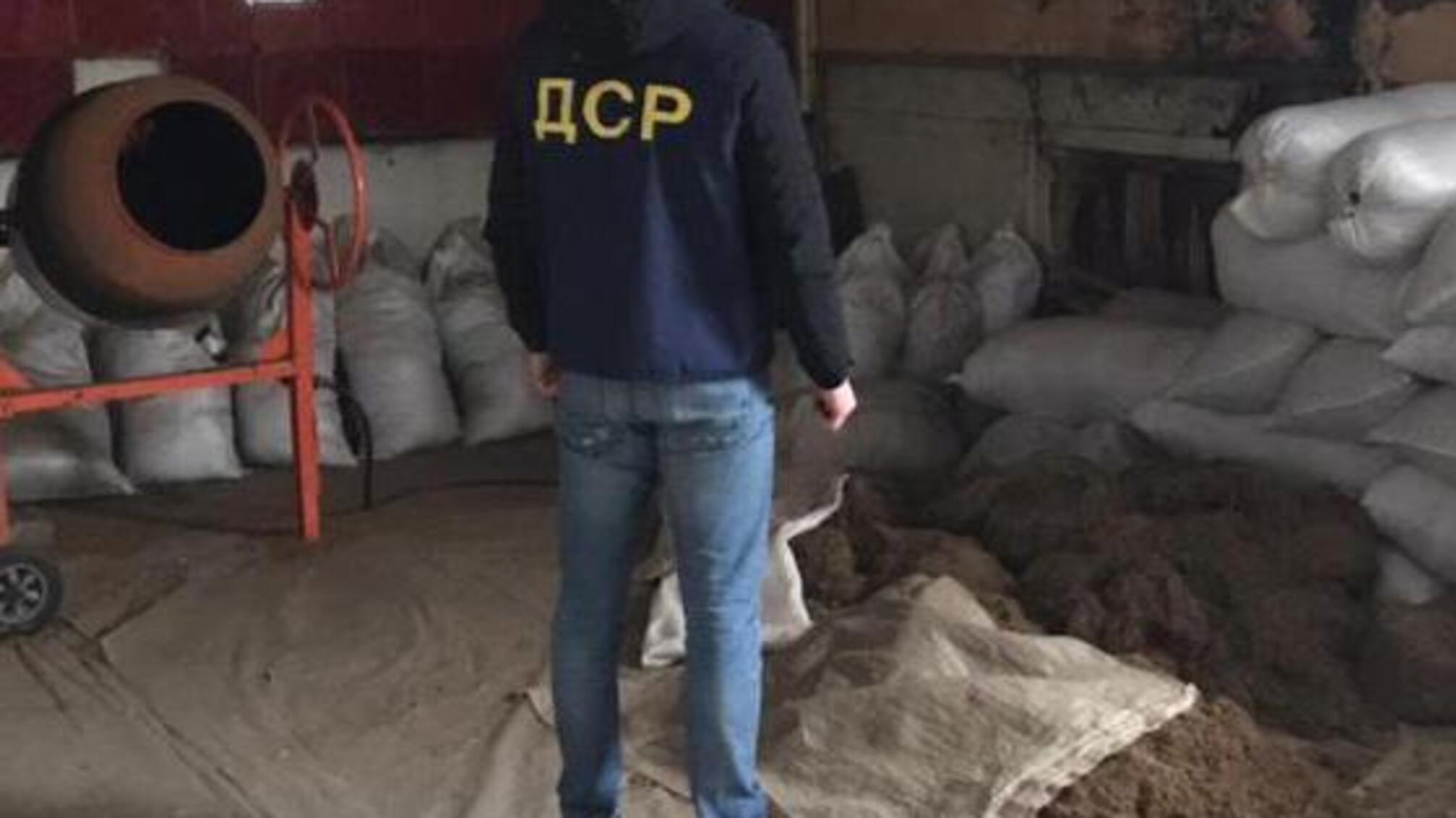 На Житомирщині викрили злочинне угруповання, учасники якого виготовляли та збували тютюнові вироби