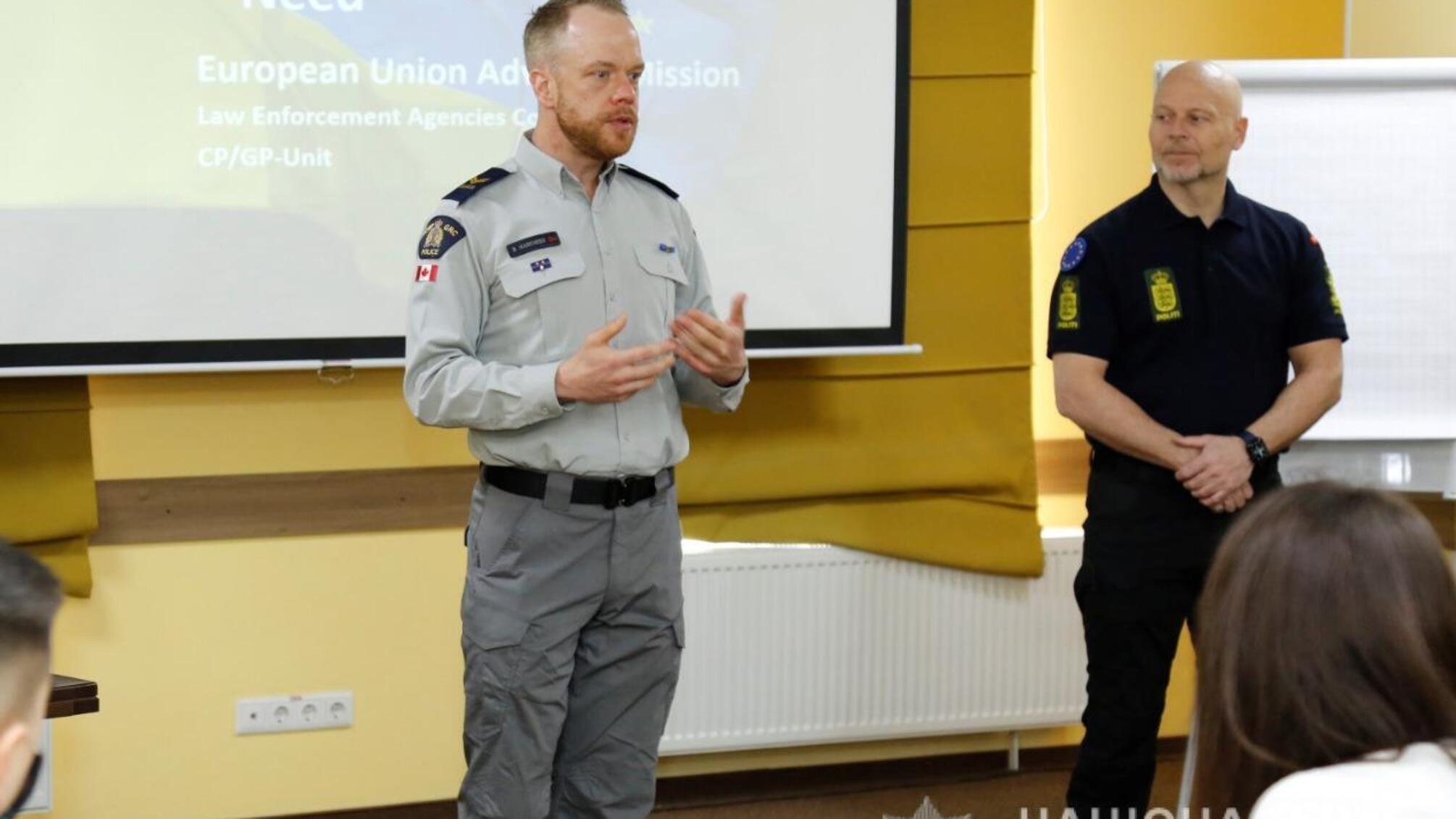 У Вінниці оператори служби «102» з п’яти областей України вдосконалювали навички комунікації з іноземними громадянами