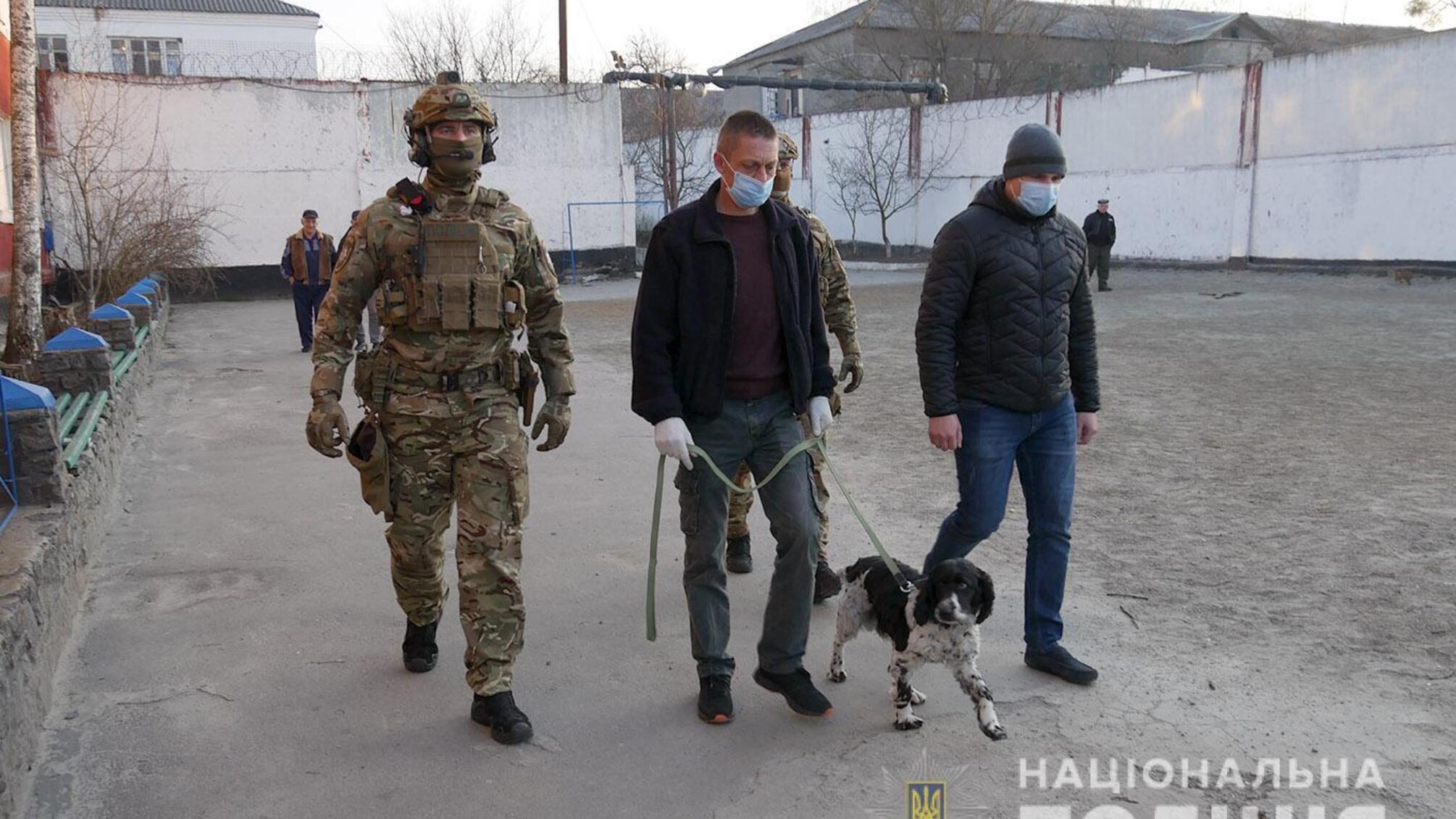 На Хмельниччині поліцейські викрили канал постачання наркотичних засобів до виправної колонії