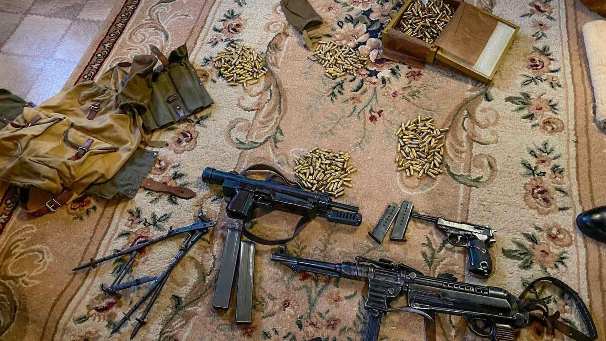 На Полтавщині правоохоронці припинили протиправну діяльність чоловіків, які торгували зброєю