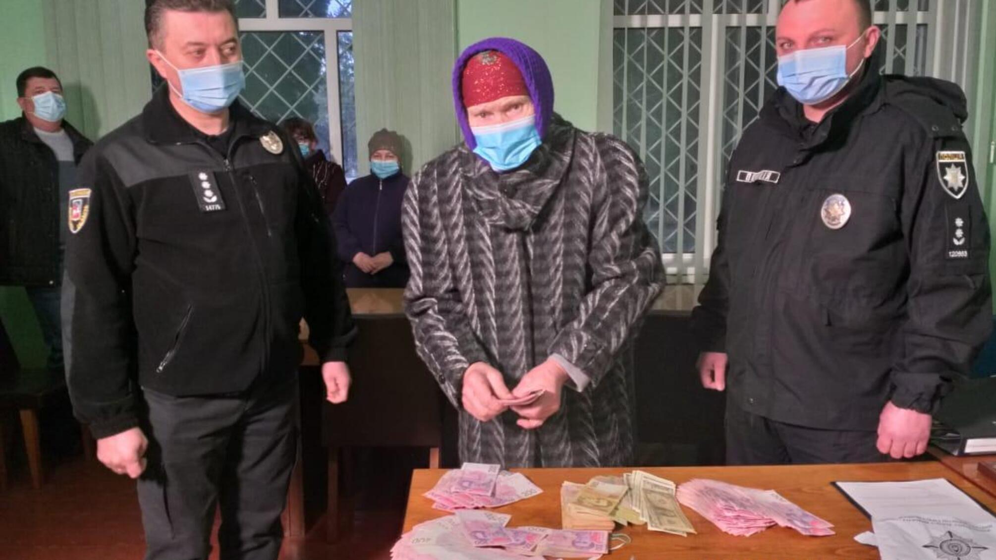 Поліція Київщини викрила шахрайку та повернула потерпілій втрачені кошти