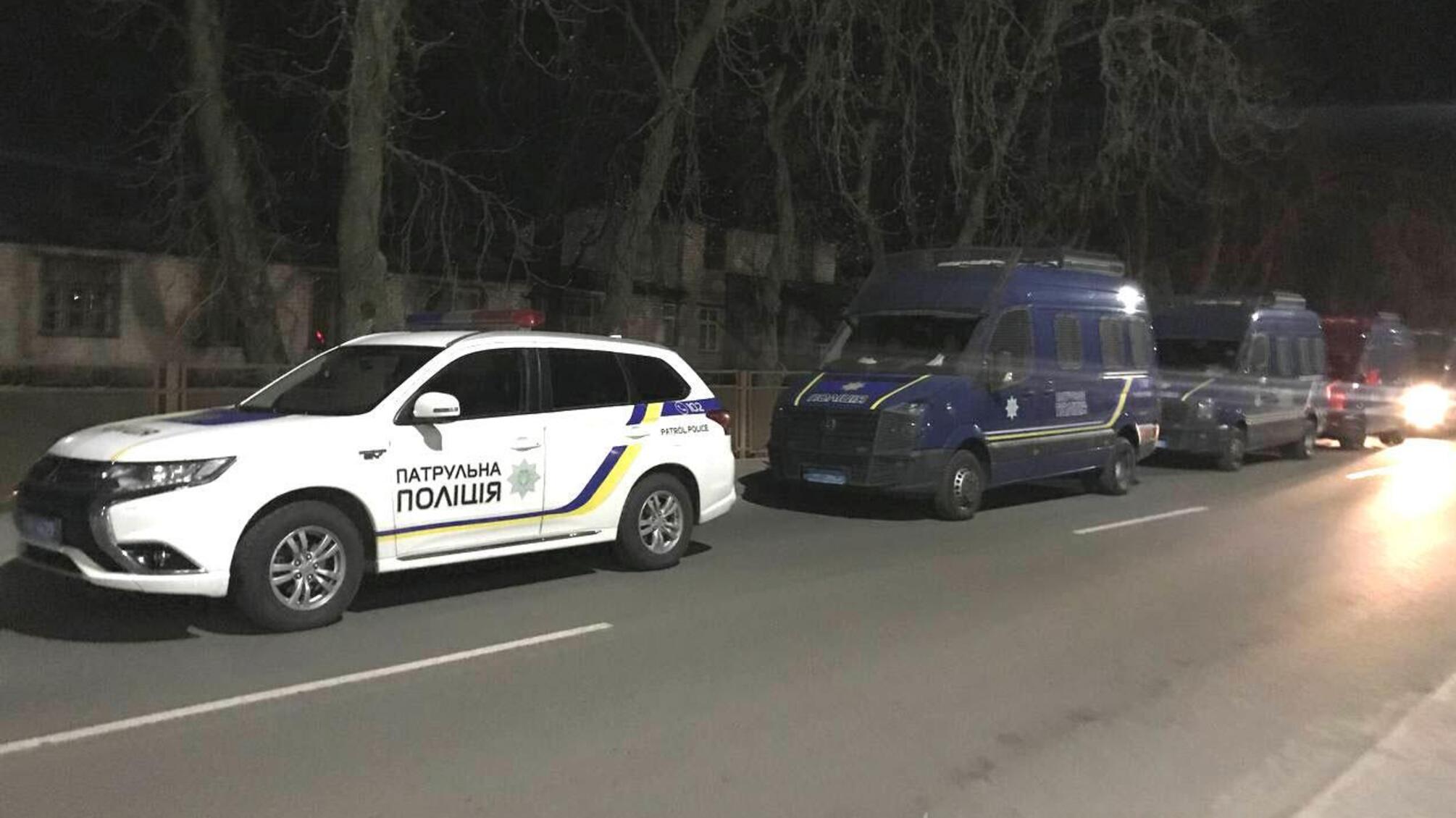 На Рівненщині під час відпрацювання і обшуків поліцейські вилучили понад 25 кілограмів бурштину, 10 мотопомп і зброю