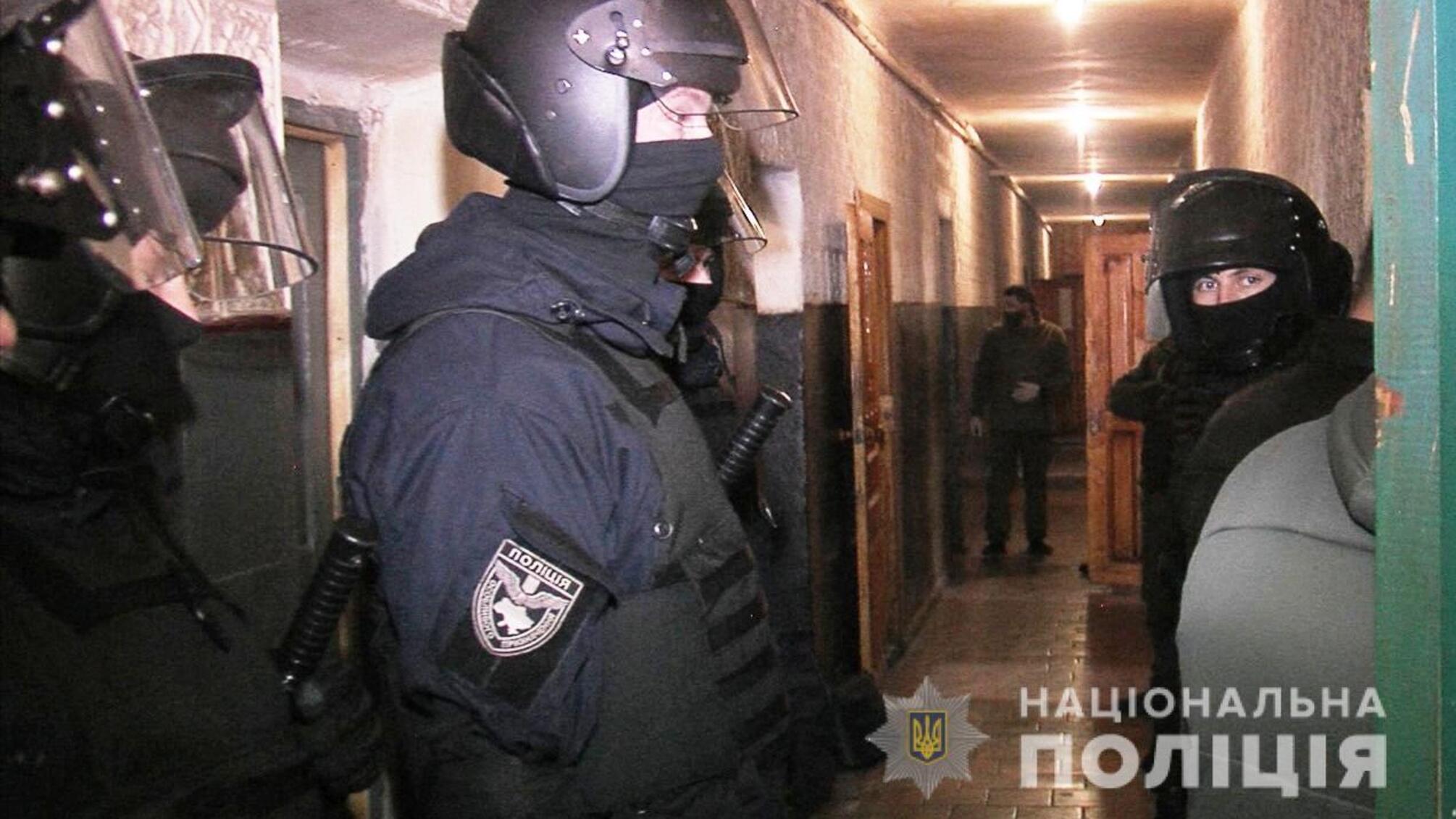 На Вінниччині поліцейські оголосили про підозру «смотрящему» за колонією в поширенні злочинного впливу та нападі на працівника установи