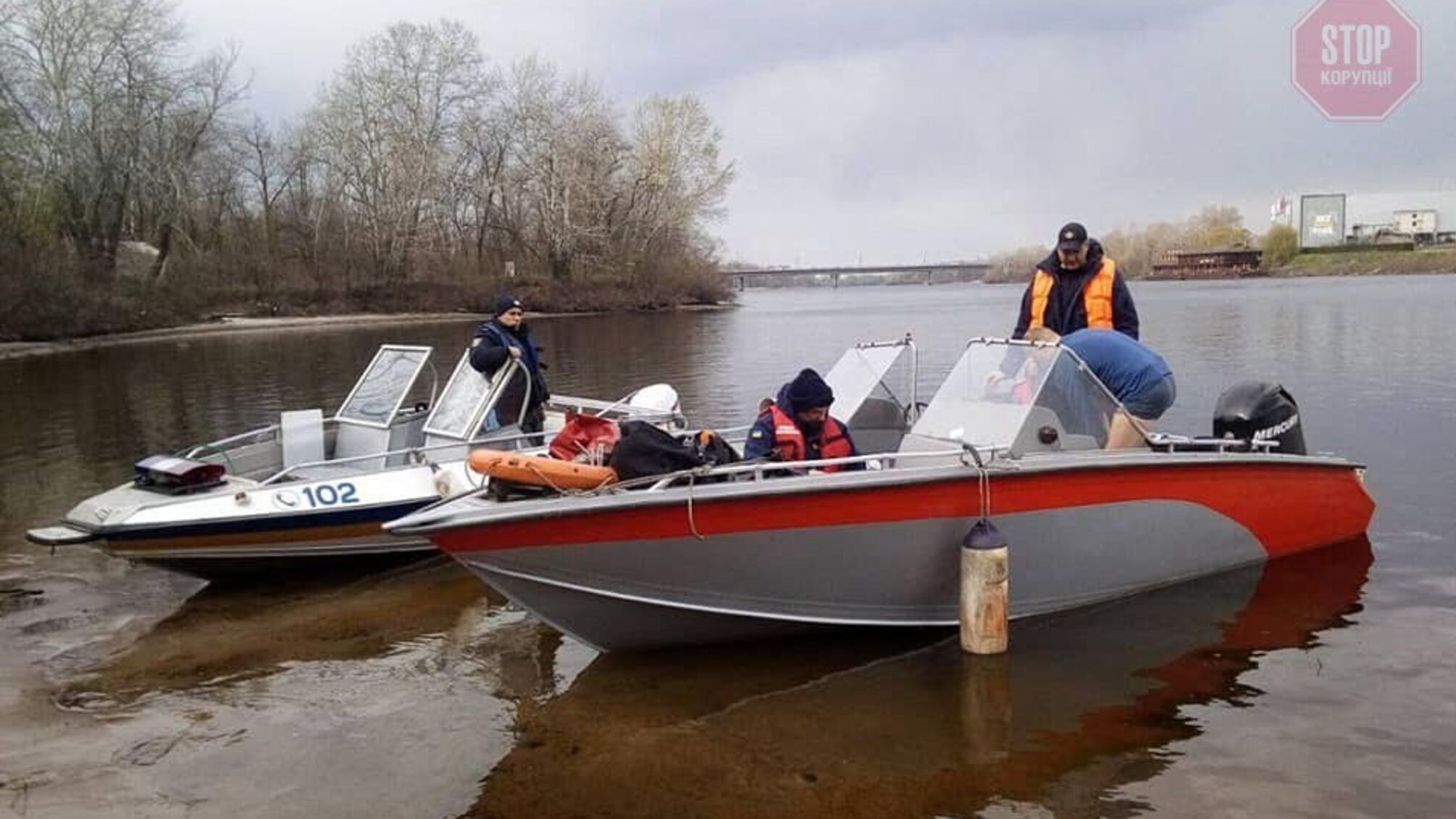 Спасатели обнаружили тело женщины в столичной реке Десенка (фото)