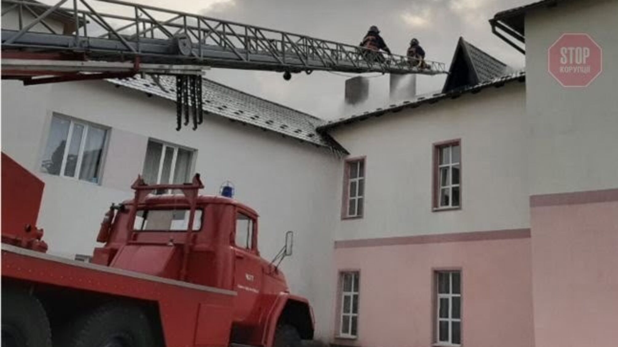 В Івано-Франківській області горить COVID-лікарня, евакуювали майже 40 людей (фото)