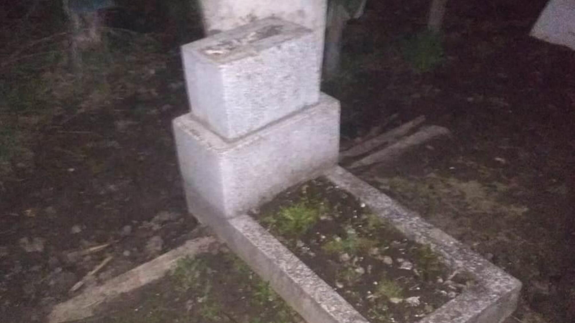 Поліцейські викрили двох жителів Подільського району в нарузі над могилою