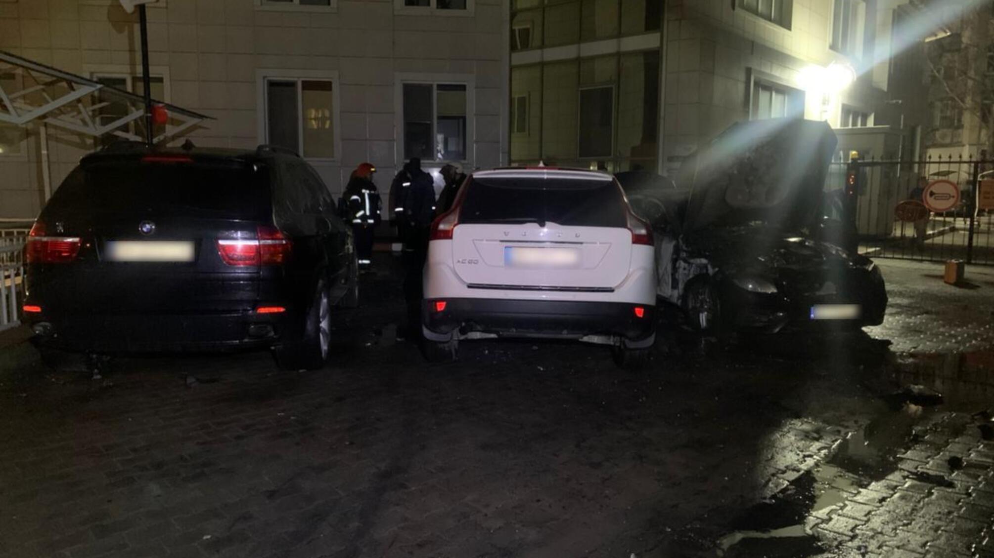 Одеські поліцейські розслідують обставини займання трьох автомобілів на вулиці Маршала Говорова