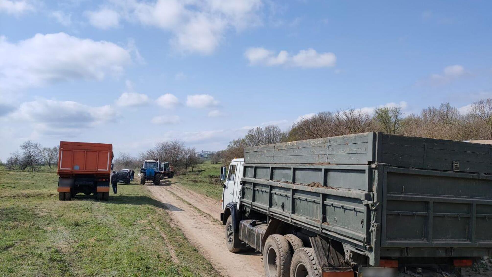 Правоохоронці Одещини запобігли незаконному заволодінню ґрунтовим покривом землі