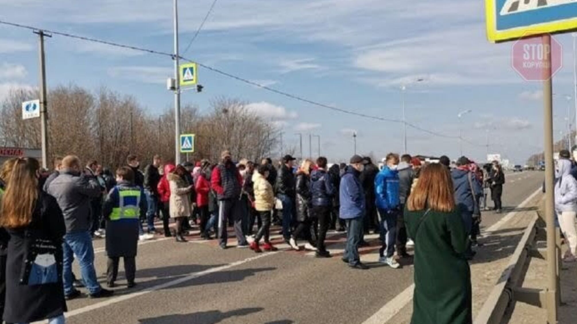 Карантинний протест у Полтаві: мітингувальники перекрили трасу