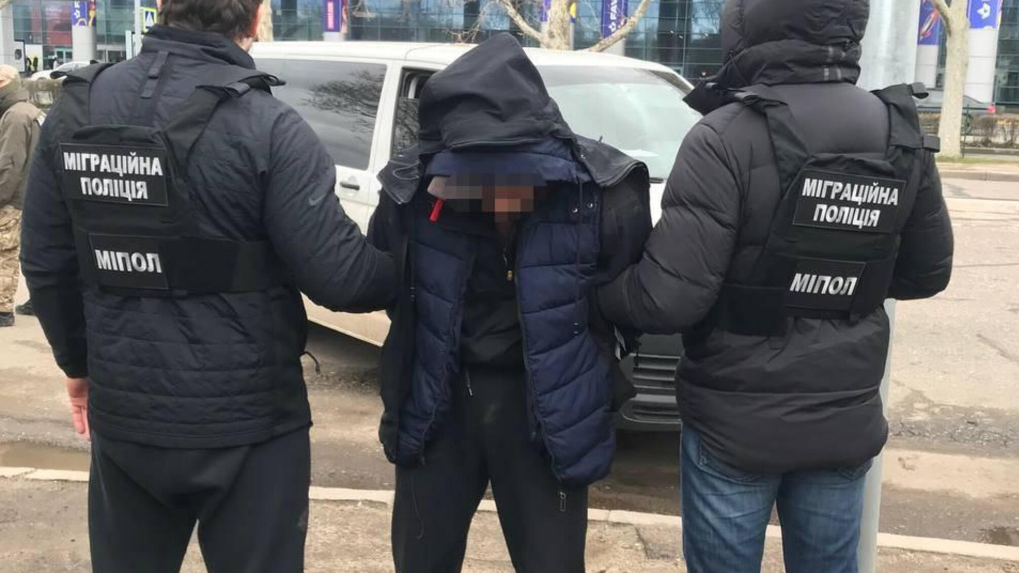 Правоохоронці оголосили підозру жителю Одеси у вербуванні чоловіків для експлуатації та втягнення у злочинну діяльність за кордоном