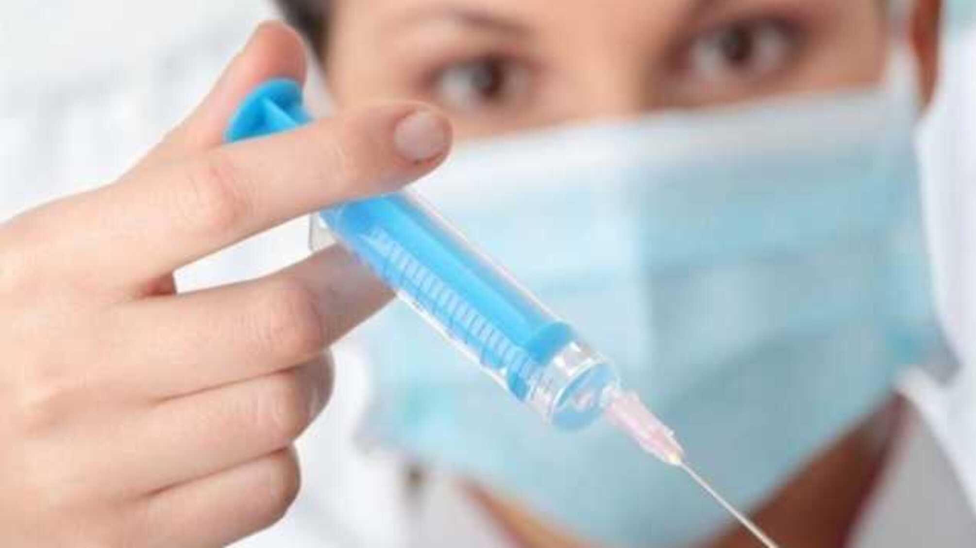 COVID-вакцинація в Україні: другу дозу отримали лише 5 людей