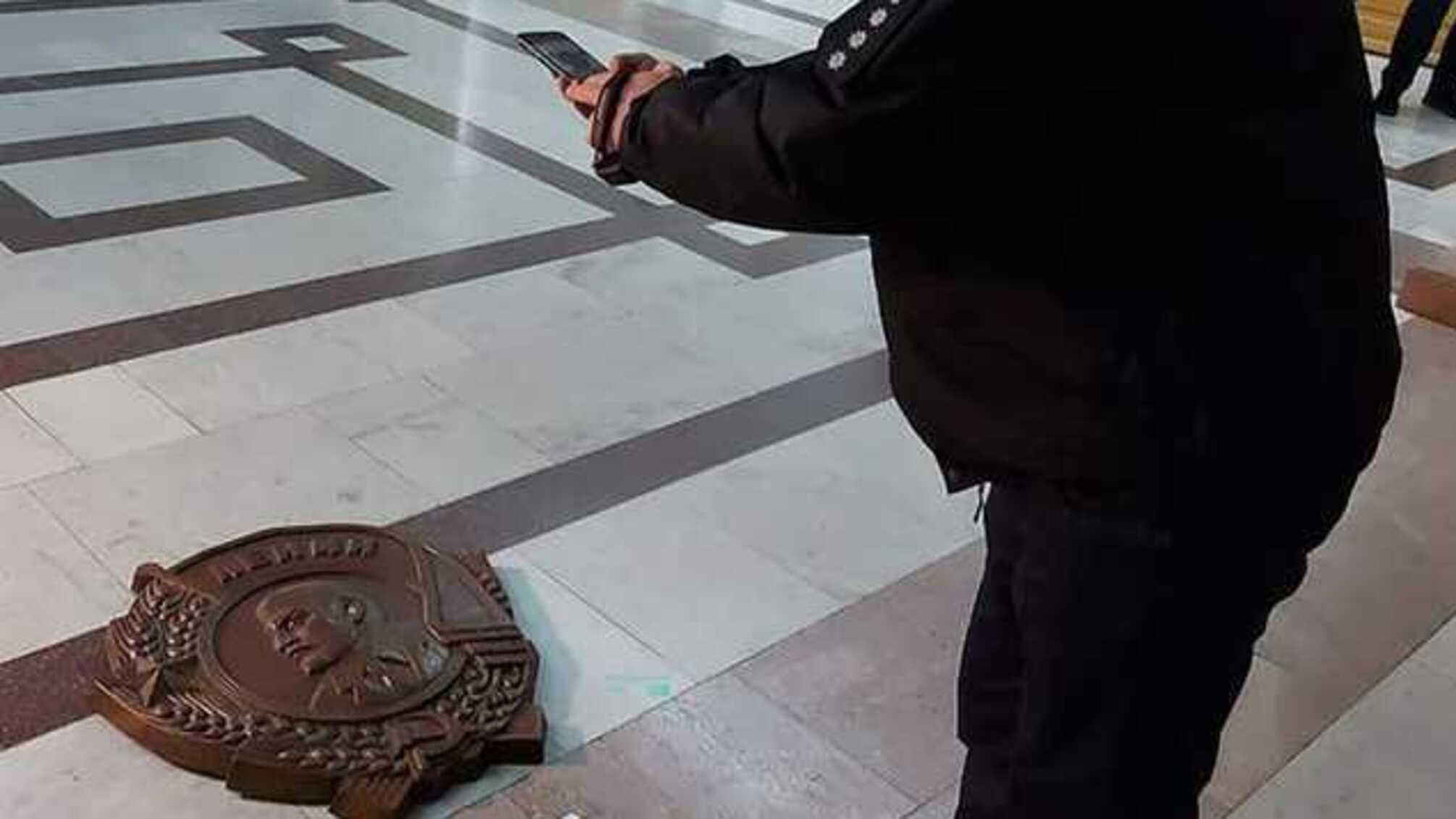 Несмотря на декоммунизацию: в Харьковской мэрии начали восстанавливать макет ордена Ленина