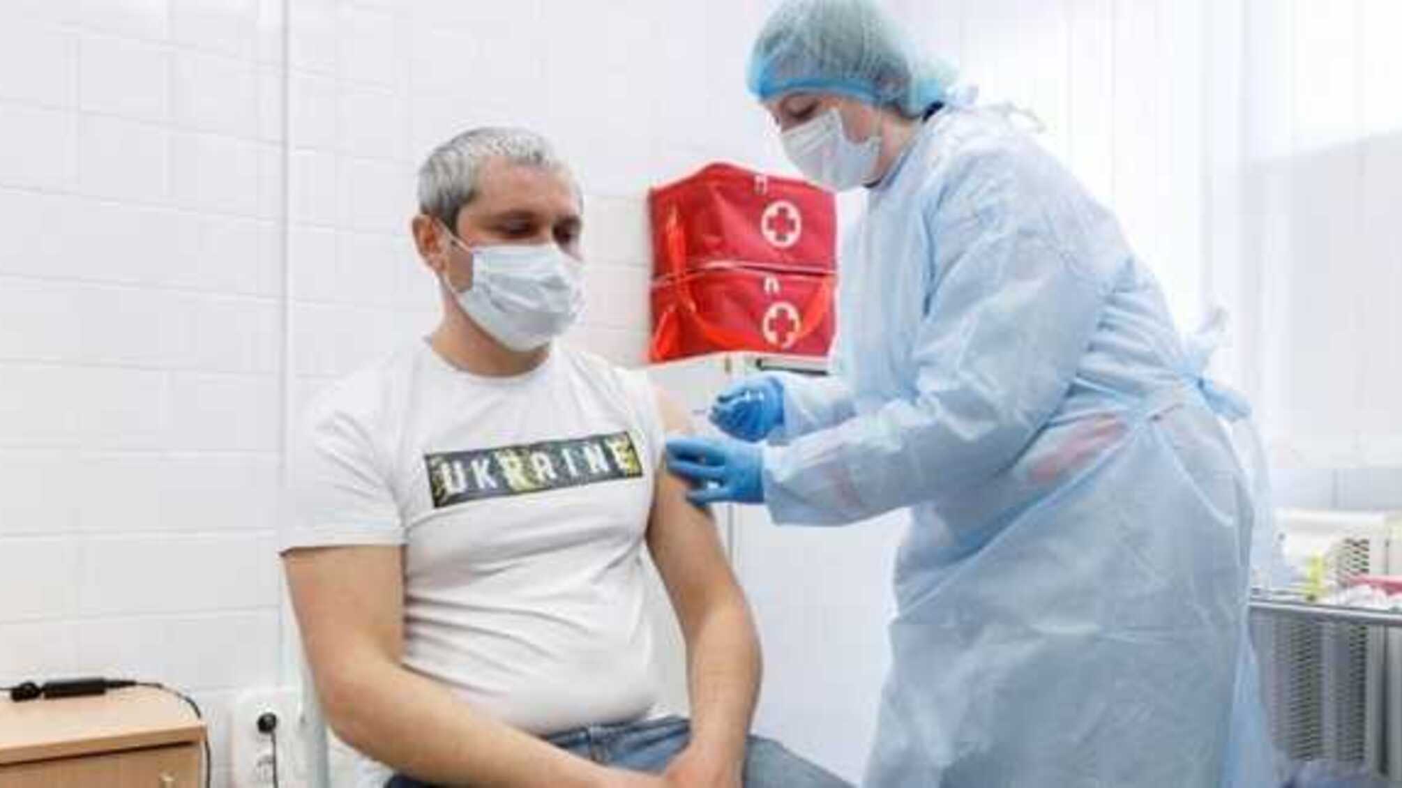 Полностью привиты от коронавируса пять украинцев, – СНБО
