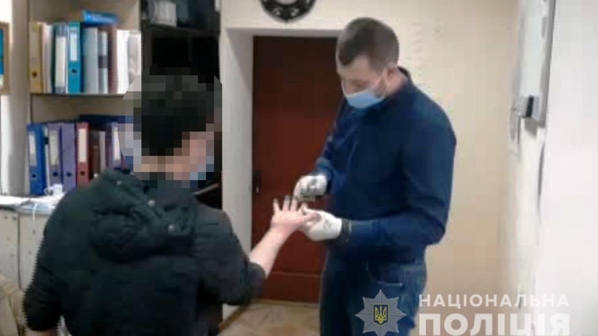 Поліцейські затримали 22-річного молодика за підозрою у розбійному нападі на жительку Одеського району