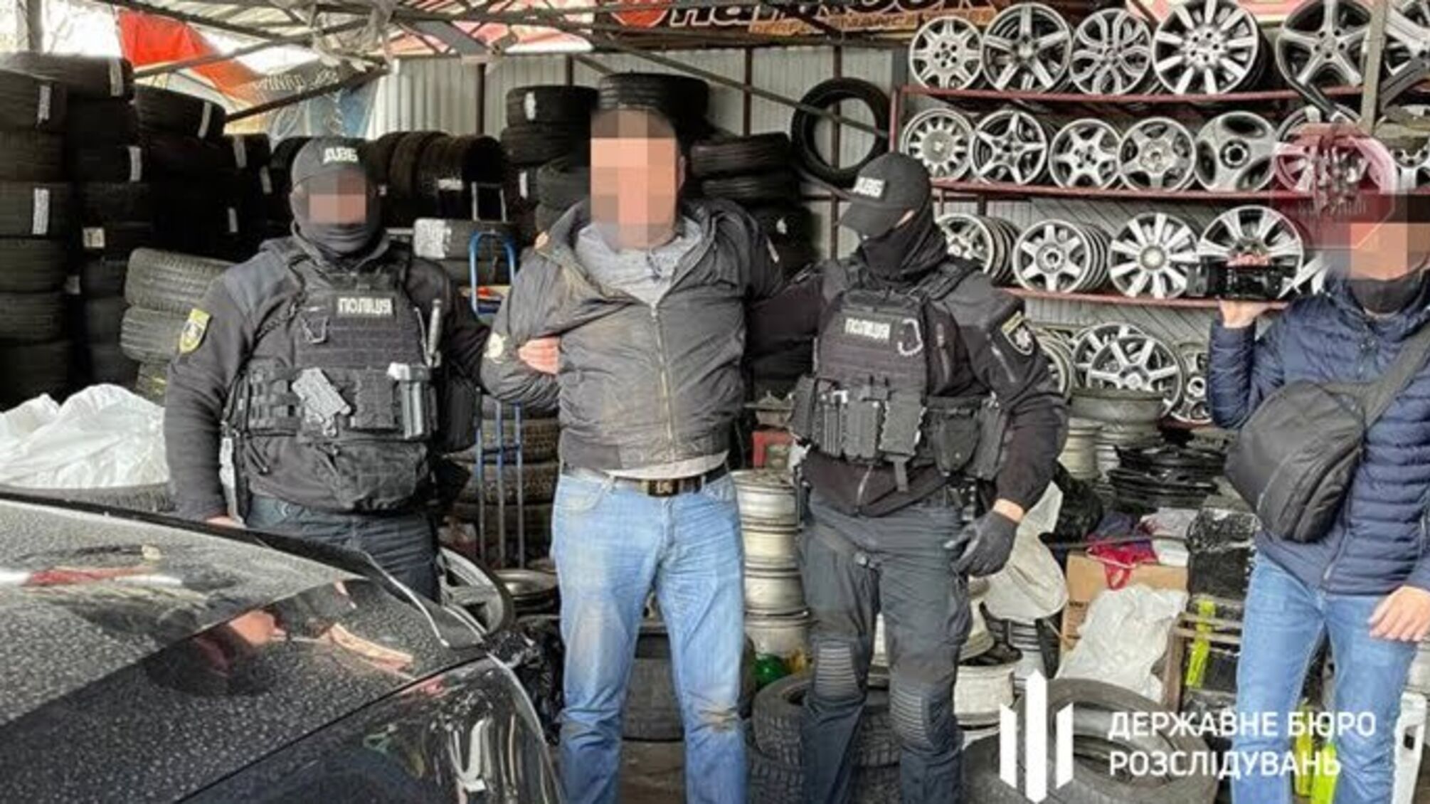 ДБР затримало поліцейського, який кришував ресторани під час локдауну (фото)