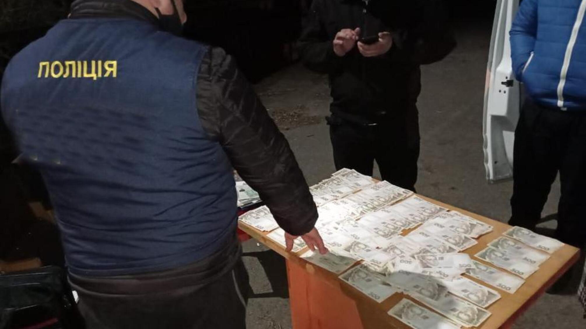 На Житомирщині поліцейські викрили посадовця в отриманні хабаря за продаж селекційних овочів