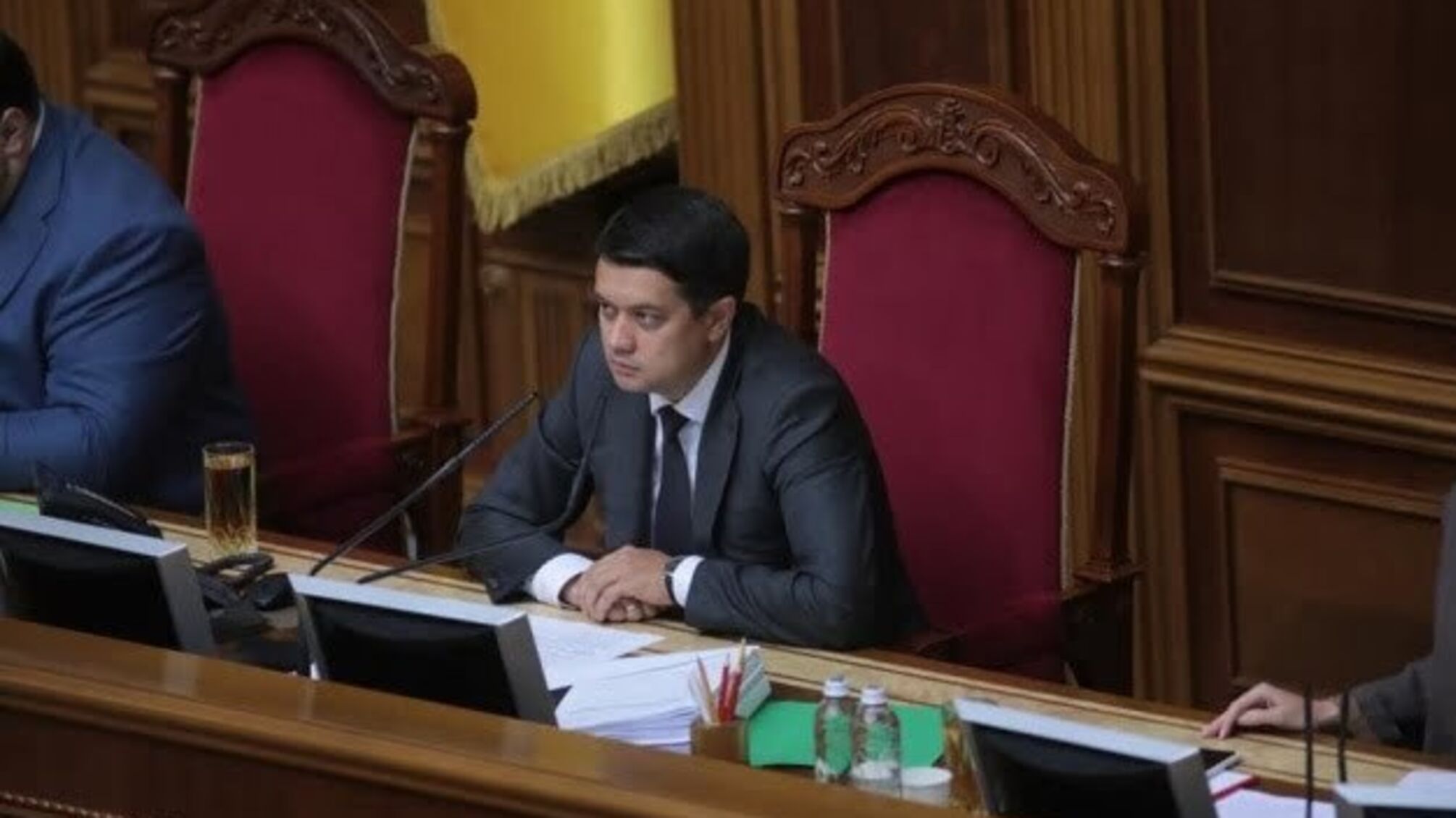 Разумков відкрив позачергове засідання Ради