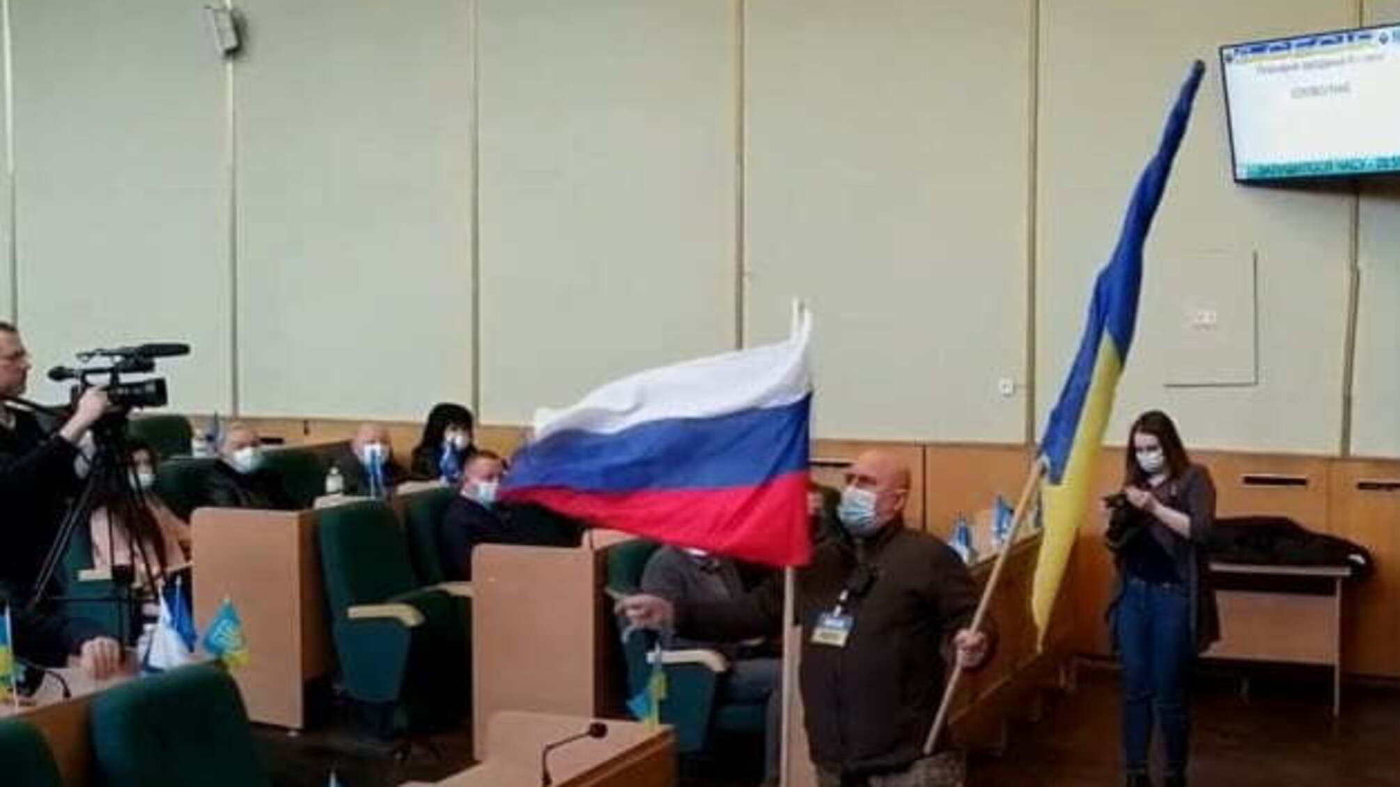 Активіст пояснив, чому приніс російський прапор на засідання міськради в Слов'янську