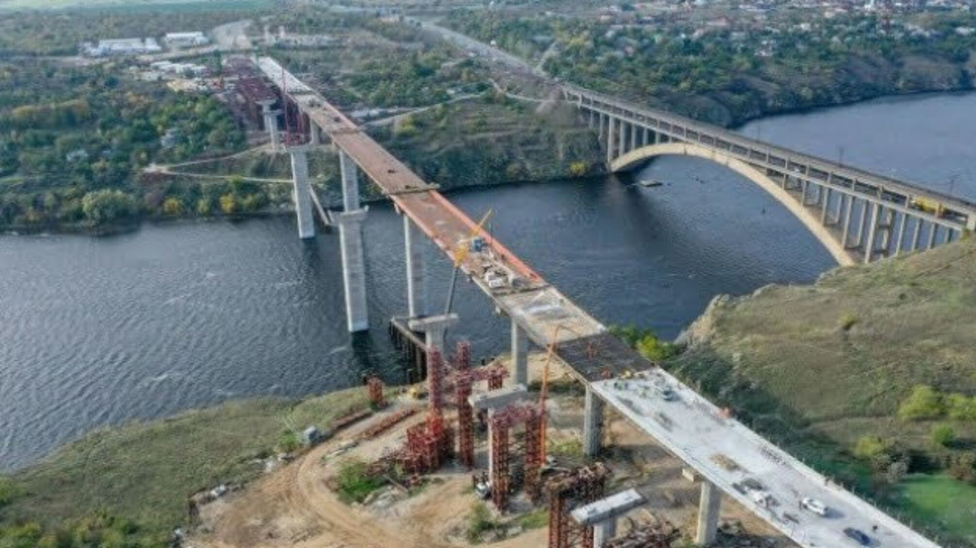 На вантовому мосту в Запоріжжі завершують монтаж тимчасових опор