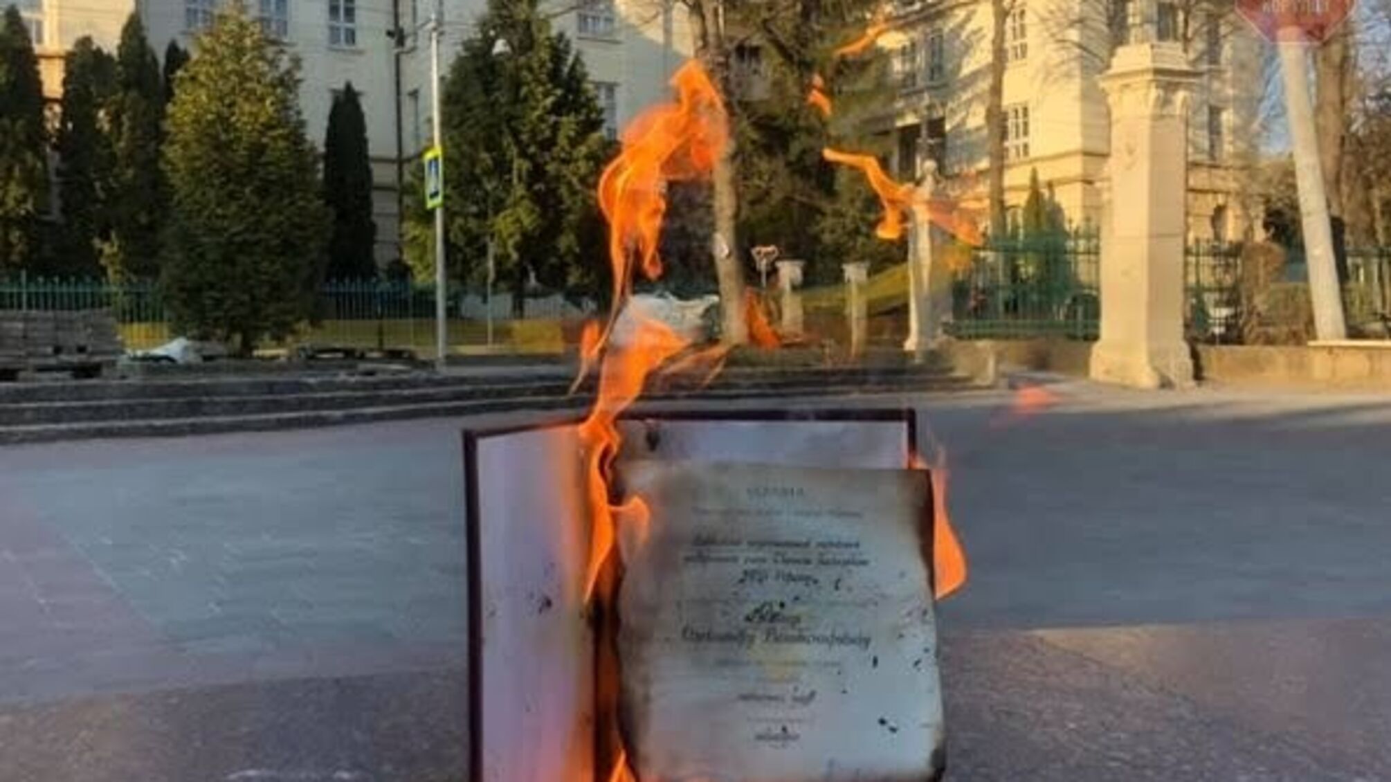 Во Львове преподаватель сжег диплом кандидата наук в знак протеста против диссертации Кивы(фото)