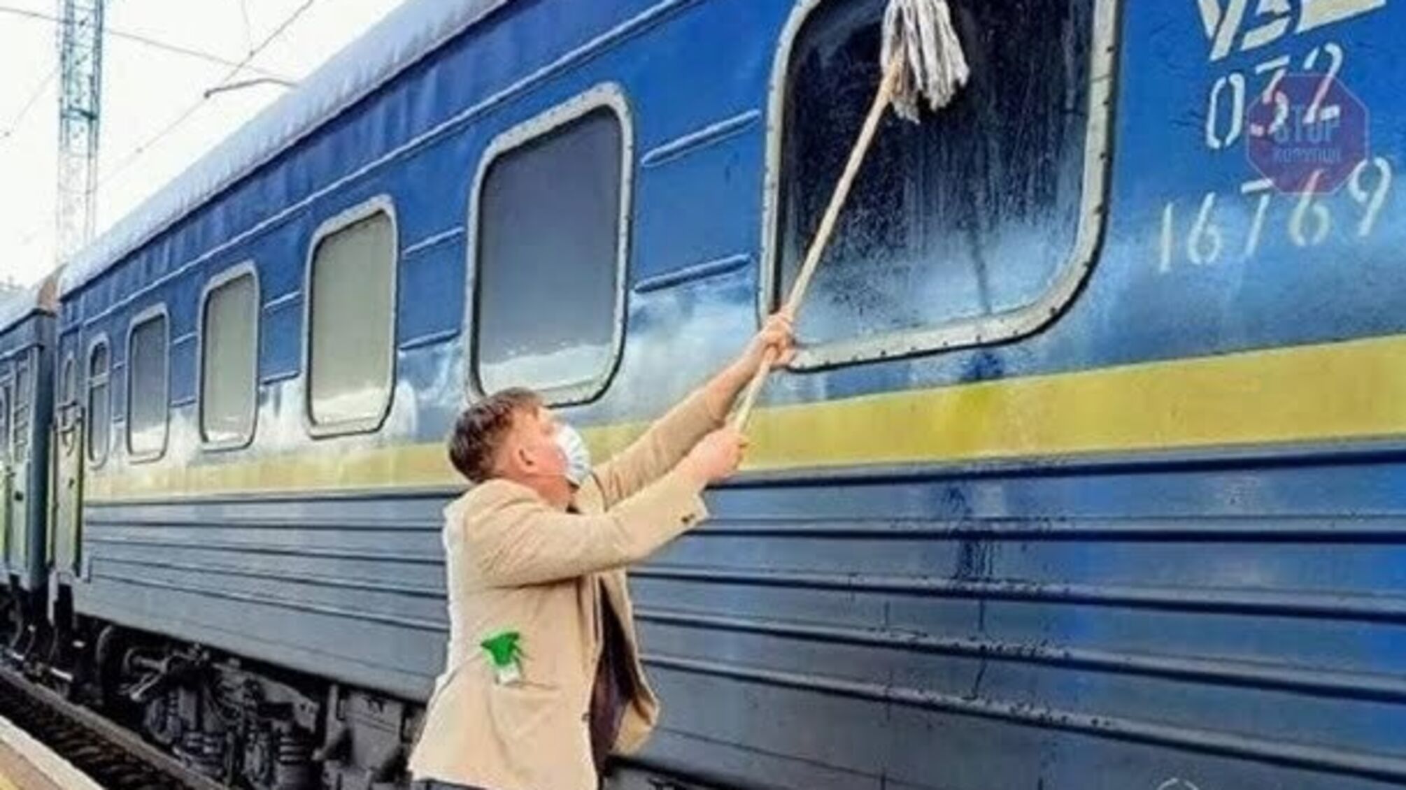 Міністр інфраструктури зустрінеться з данцем, який помив вікно Укрзалізниці