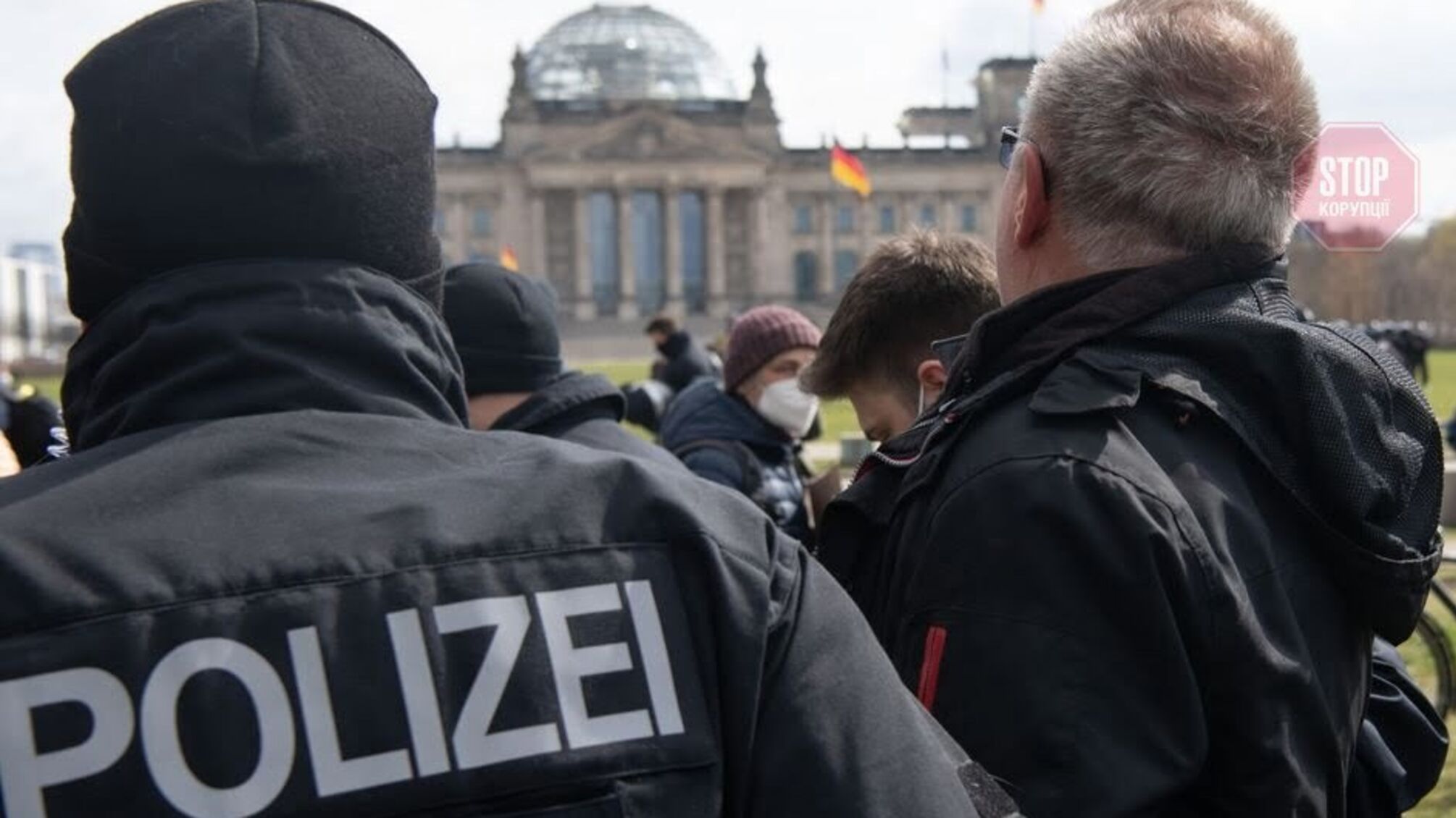 Из-за протеста коронаскептиков в центр Берлина стянули более 2000 правоохранителей