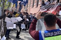 «Шито білими нитками»: у Києві — протест через обшуки у лідера організації «Традиція і порядок» Ходаковського