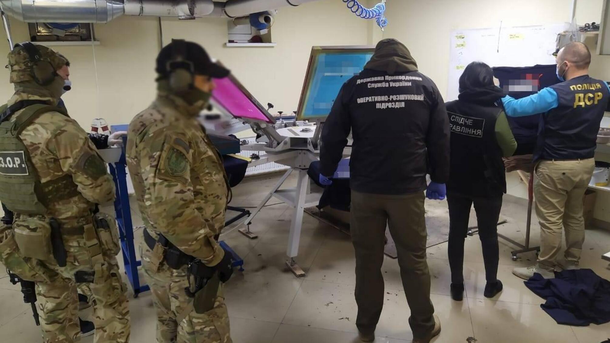 На Одещині правоохоронці задокументували протиправну діяльність злочинної групи, яка займалася виготовленням одягу, підробленого під відомі світові бренди