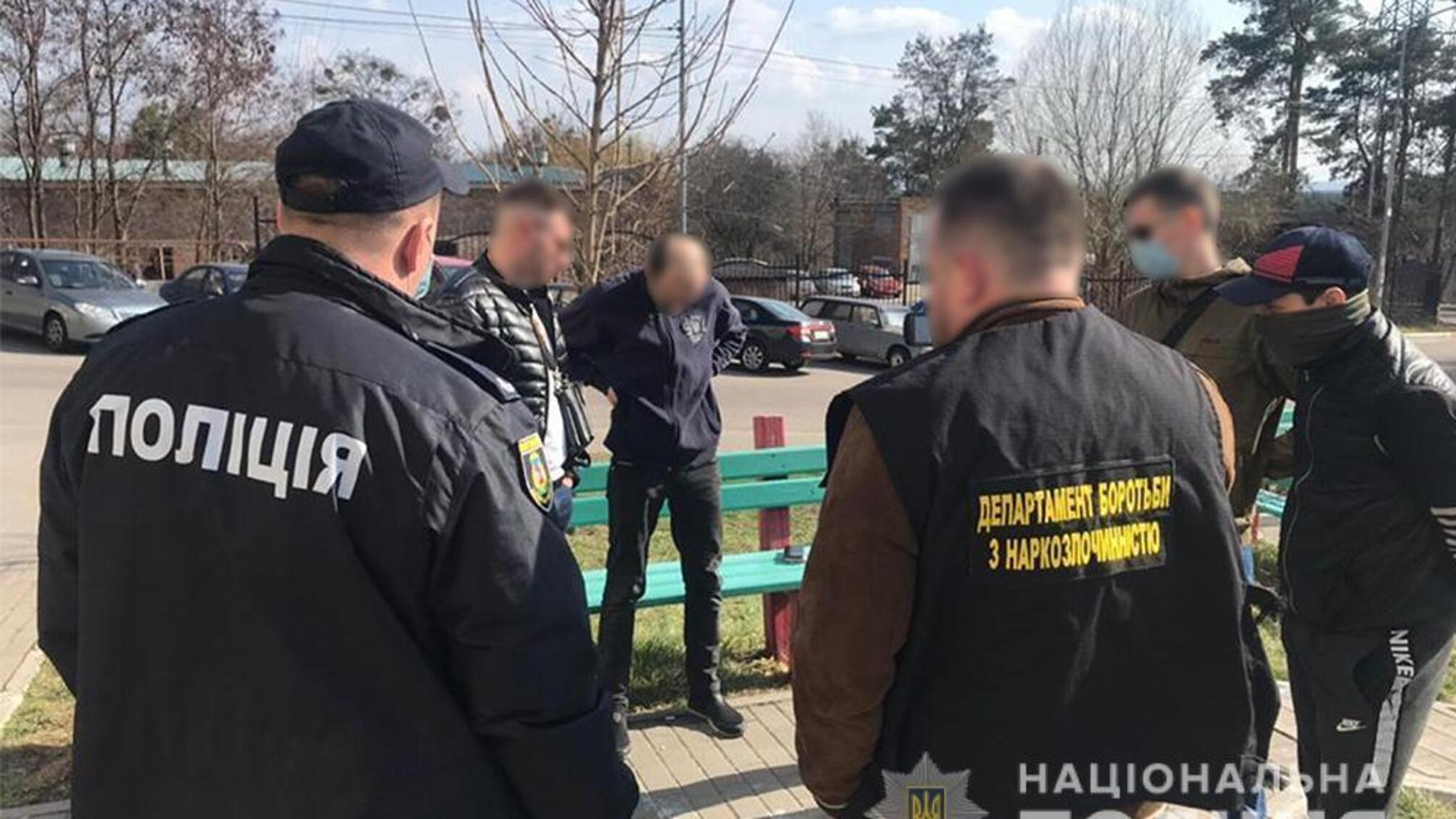 На Київщині оперативники затримали чоловіка, який продавав через мережу Інтернет солі «Альфа PVP» та канабіс