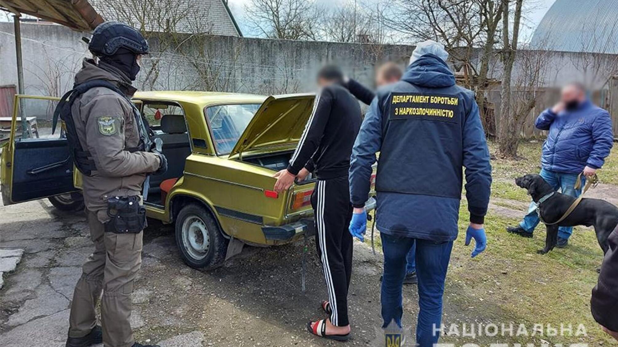 Поліцейські викрили трьох членів ОЗГ, які розповсюджували наркотики та психотропи на території виправної установи Житомирщини