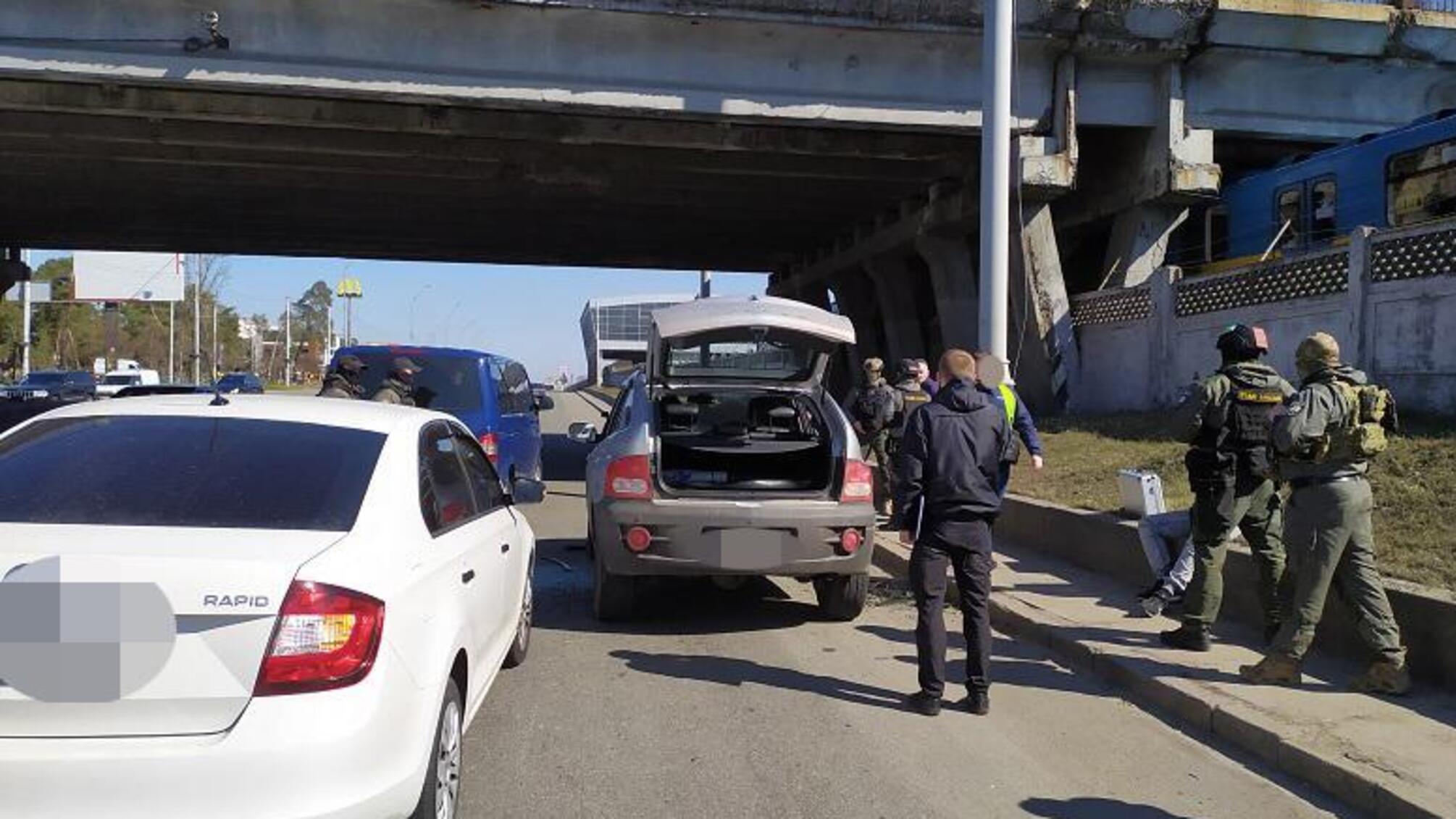Столичні оперативники затримали чоловіка, який скоїв розбійний напад на киянина та відібрав у нього 300 тисяч гривень