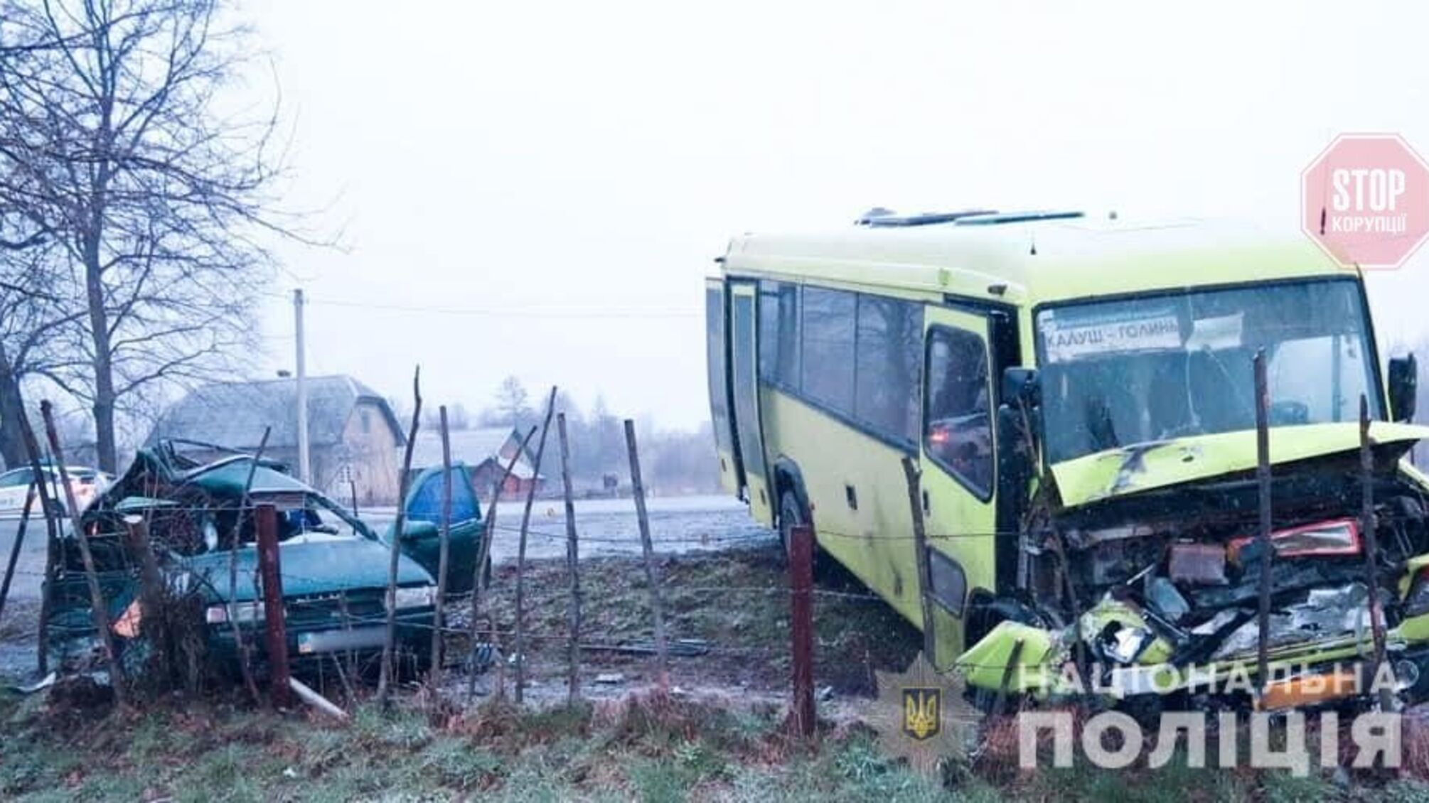 На Прикарпатті легковик влетів у маршрутний автобус, є поранені (фото)