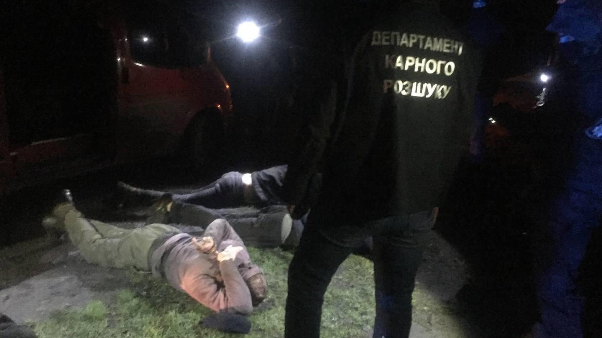 На Дніпропетровщині поліцейські затримали злочинну групу за серію крадіжок із підприємства, яке має стратегічне значення для економіки і безпеки держави