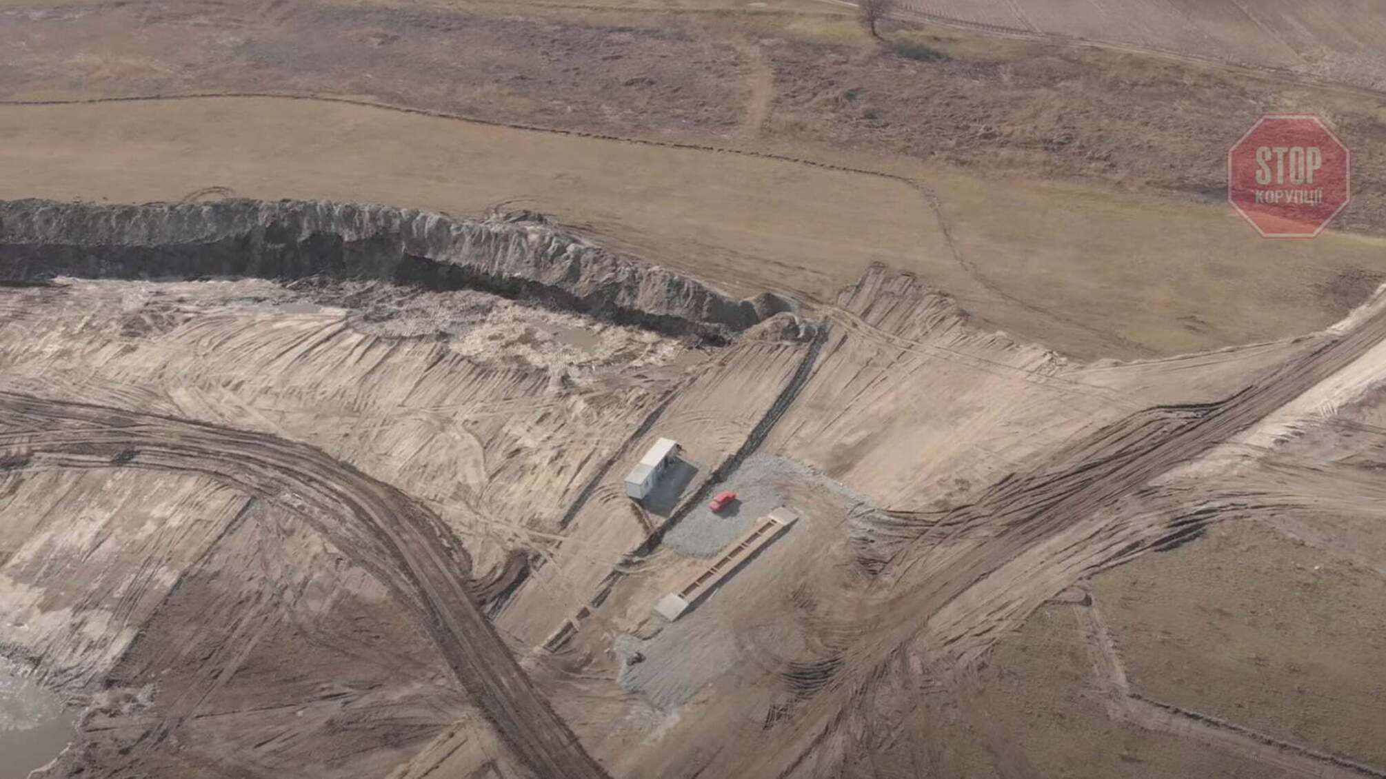 Пісок для автомагістралі везуть з кладовища? На Дніпропетровщині виявили черговий нелегальний кар’єр